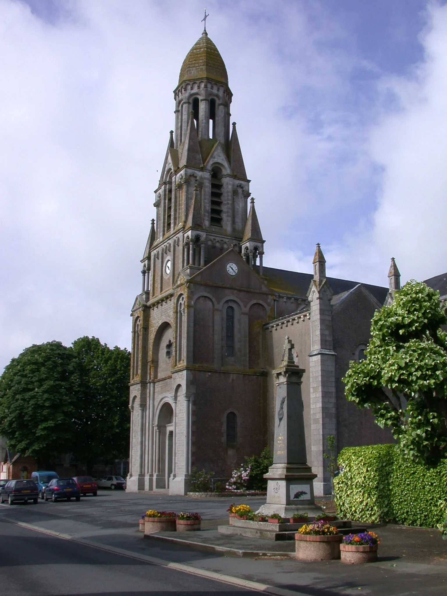 Photo showing: L'Eglise de la Tourlandry au centre du village.