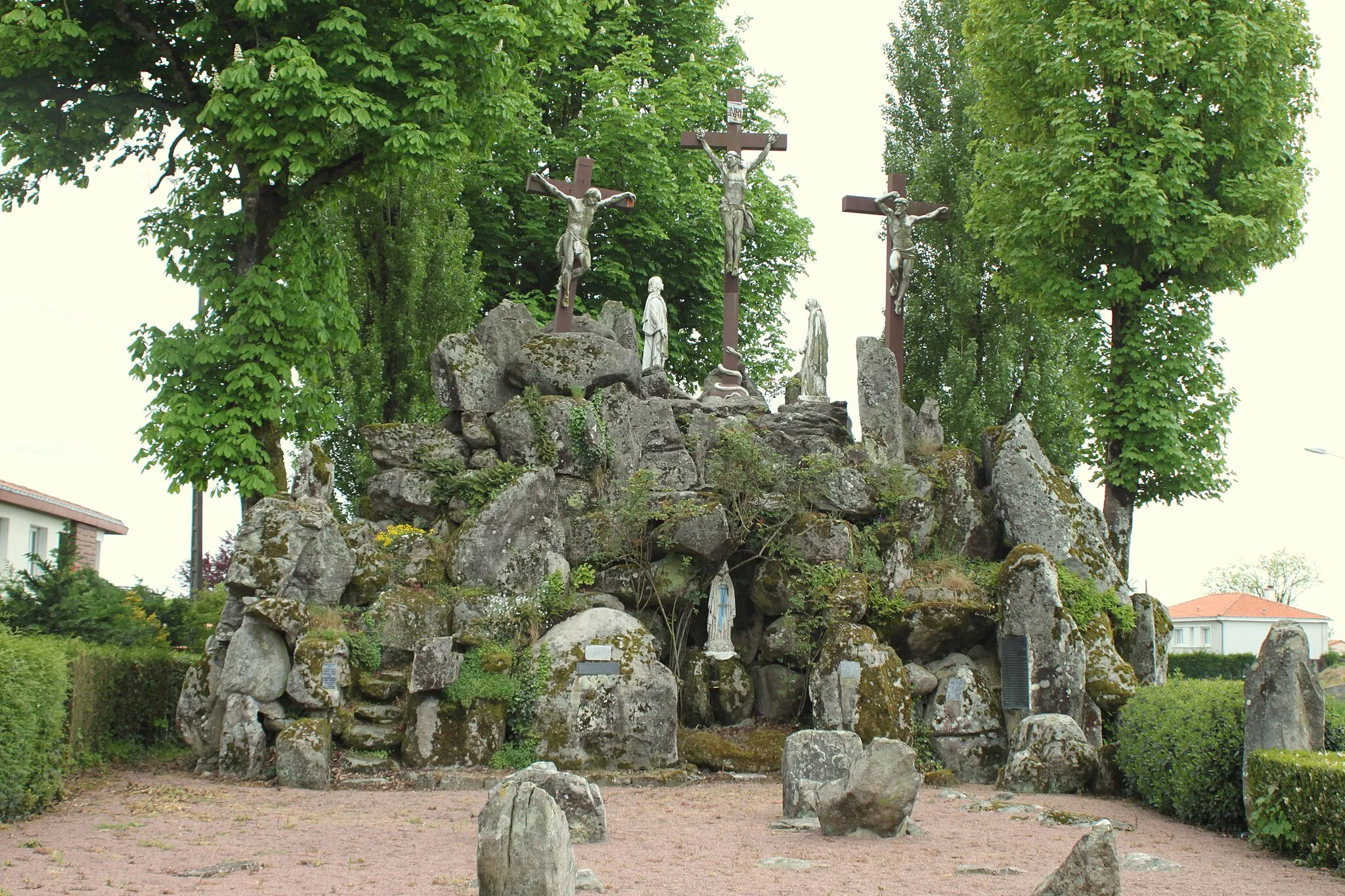 Photo showing: Grotte de Lourdes sous le grand calvaire, Fr-49-La Tourlandry.