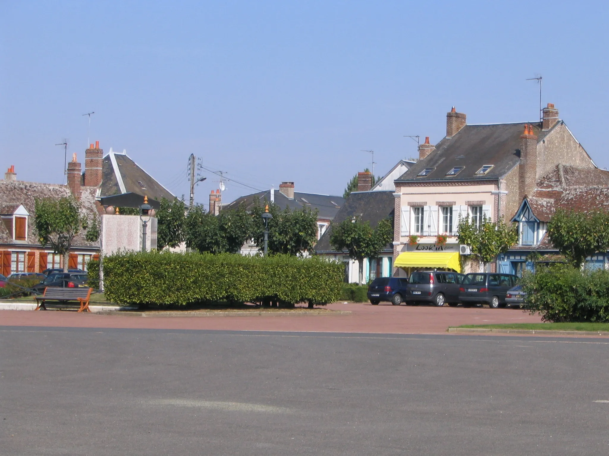Photo showing: The square known as "Place du souvenir français" in Droué, Loir-et-Cher, France
