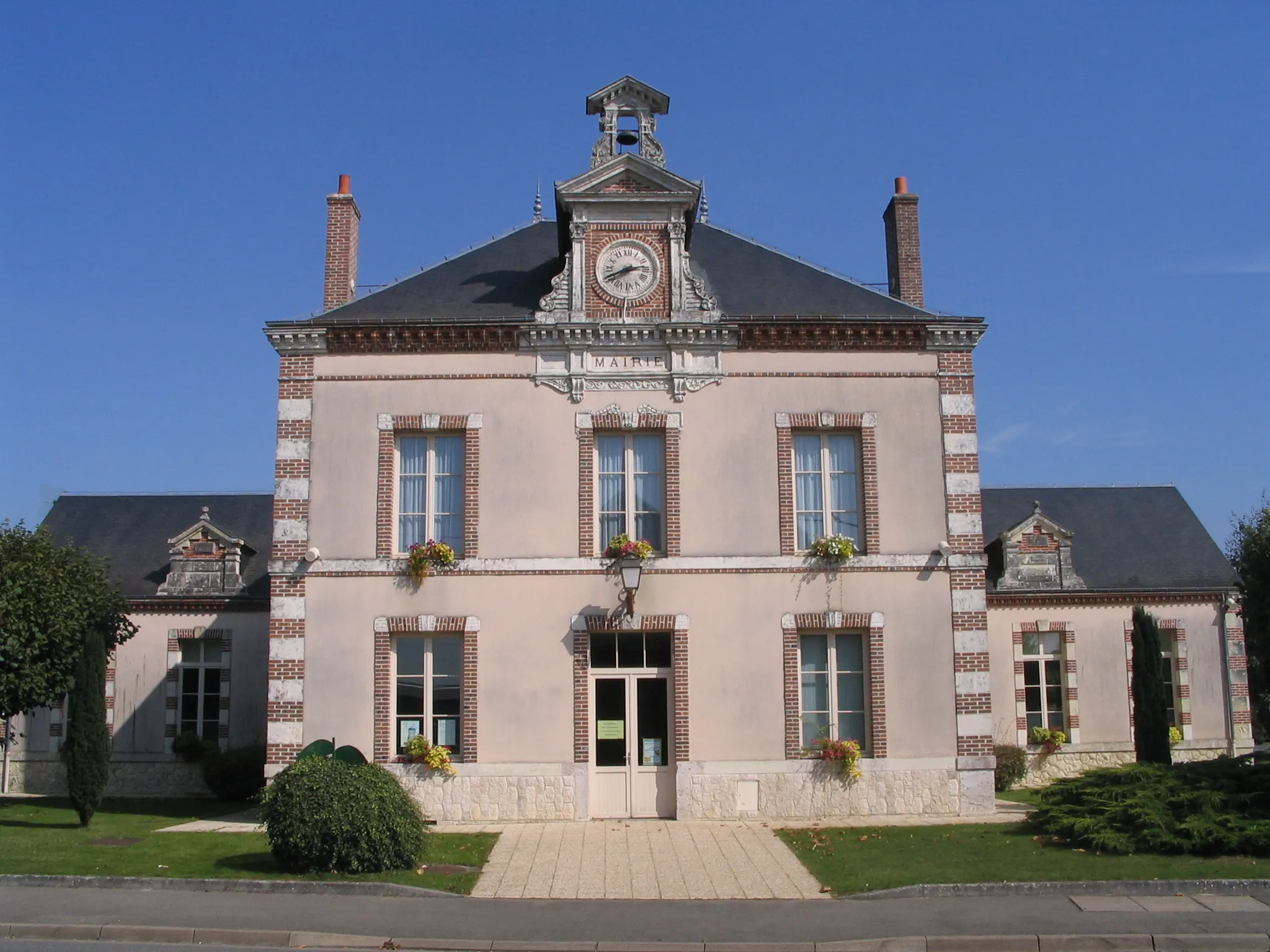 Photo showing: The town hall of Droué, Loir-et-Cher, France
