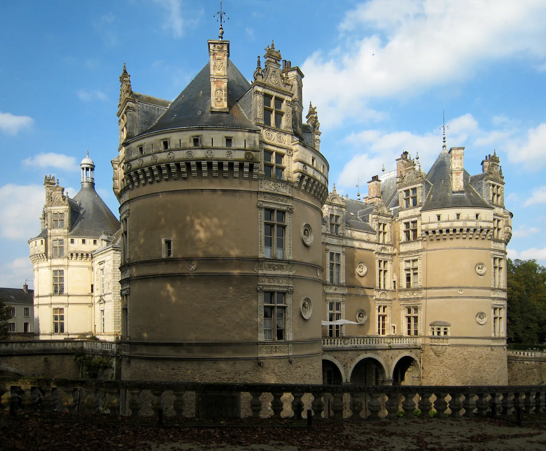 Photo showing: Castle Le Lude, located on the river Loir (not Loire) in the county of Sarthe/France