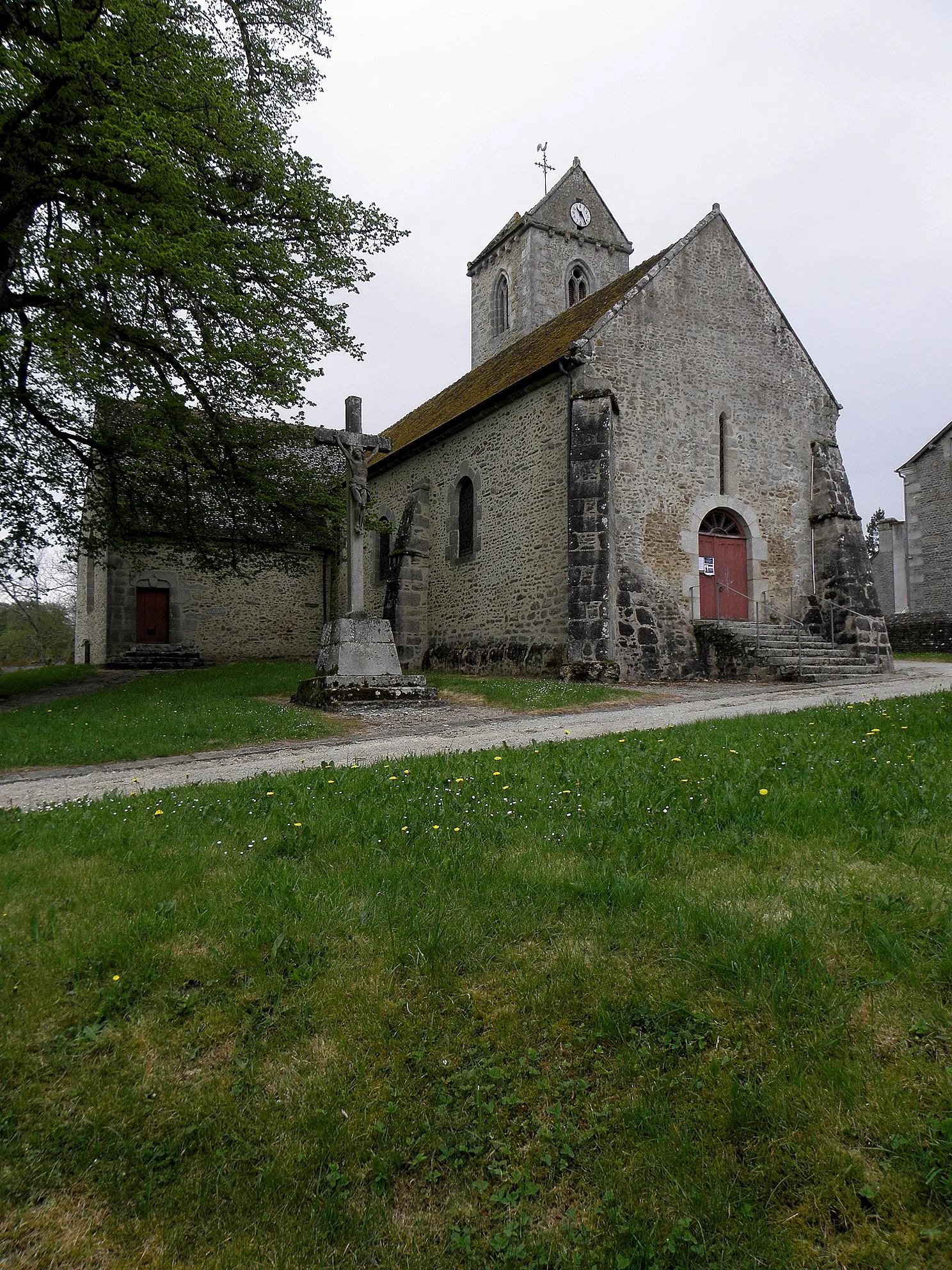 Photo showing: Église Saint-Denis de Saint-Denis-sur-Sarthon (61). Façade occidentale et flanc nord.