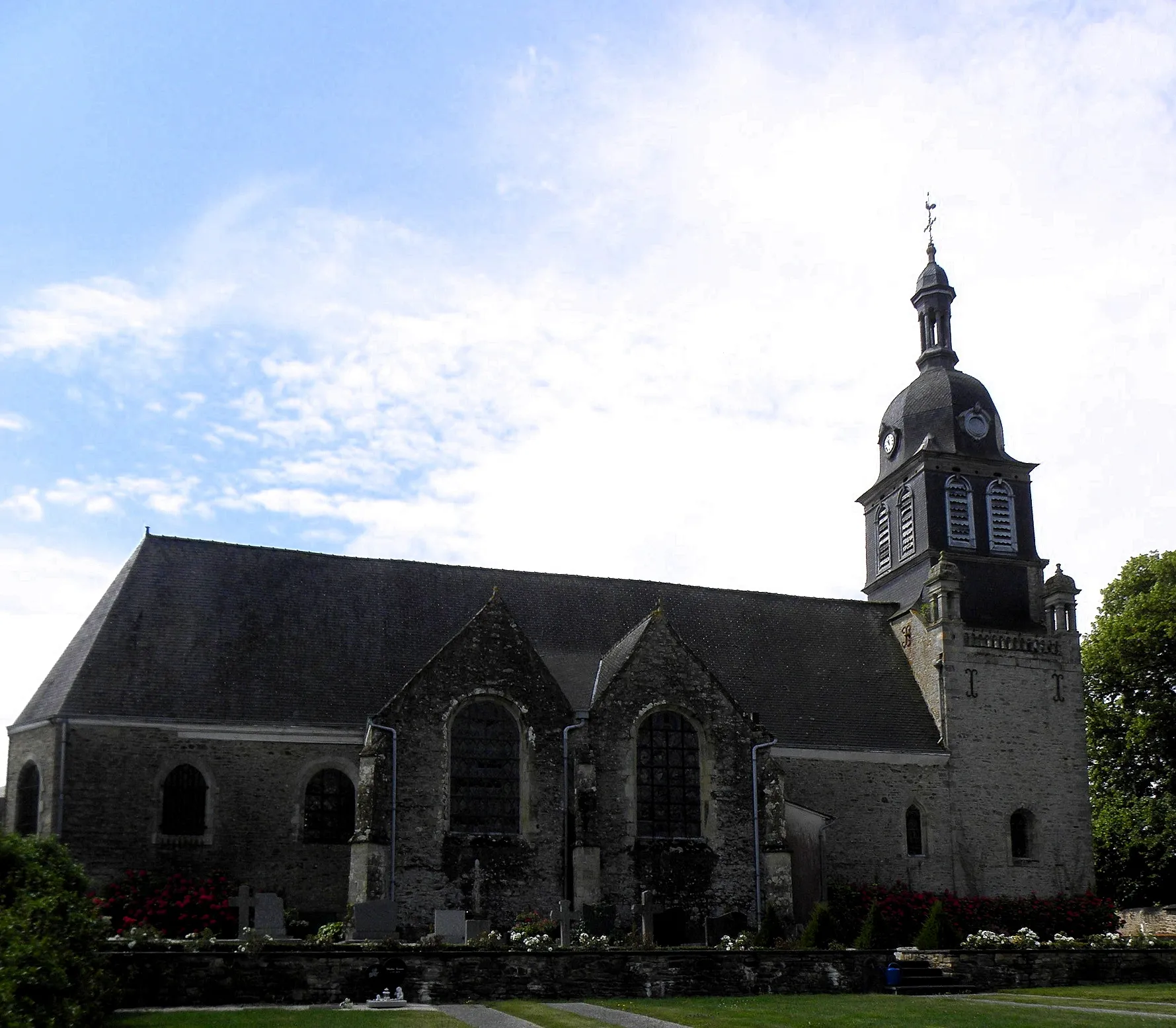 Photo showing: Église Saint-Pierre d'Availles-sur-Seiche (35). Flanc nord.