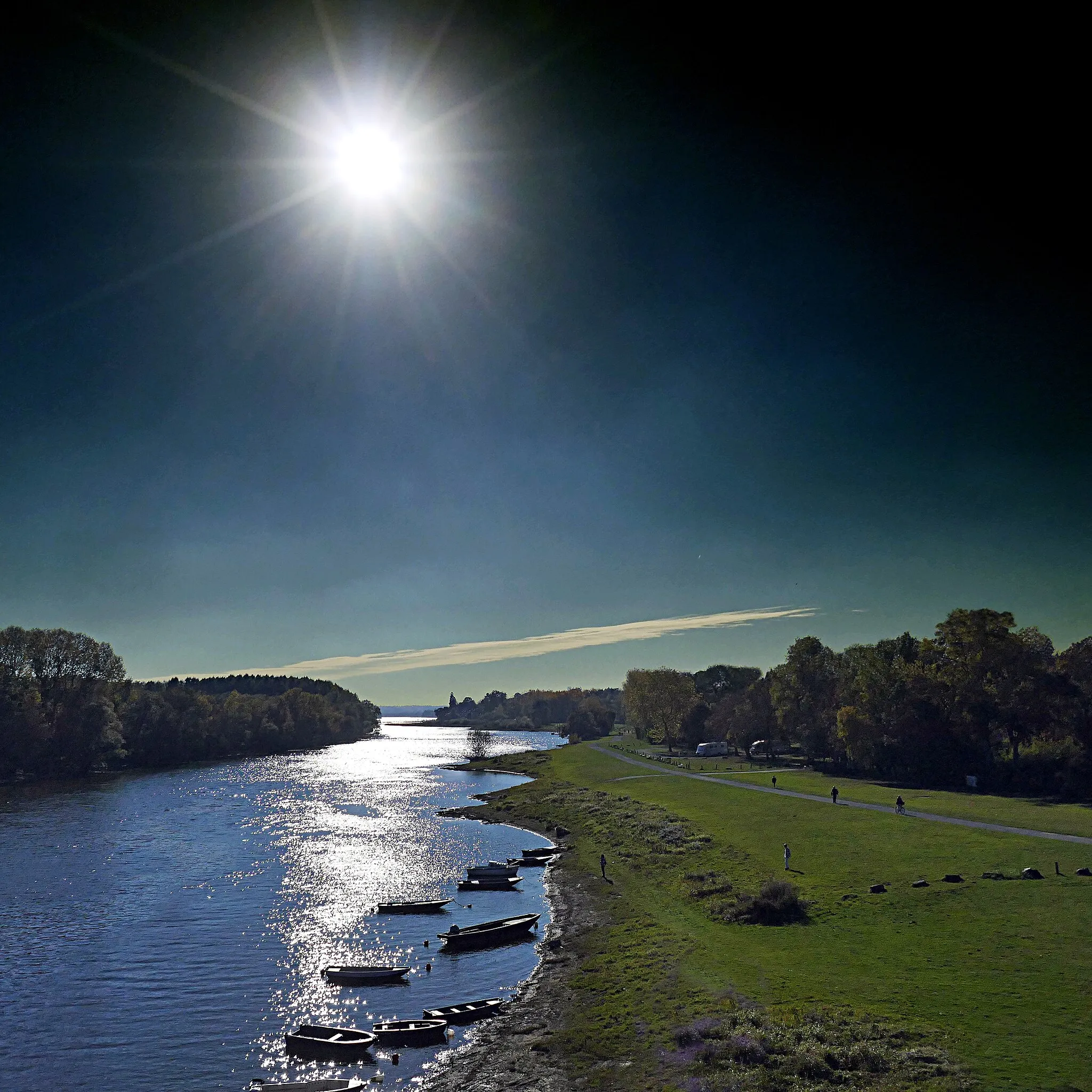 Photo showing: La Maine au Soleil d'Octobre
Depuis le Pont de Bouchemaine, direction plein Sud.
Tout au fond, la Loire. 
The River Maine in the October Sun, from Bouchemaine Bridge, looking to the South. In the distance, the Loire
Serions-nous condamnés à nous sentir trop lourds...
N'est-ce pas merveilleux de se sentir piégé ?
Hubert-Félix Thiéfaine
www.youtube.com/watch?v=9vEhVudAqqs
Le Soleil - The Sun
fr.wikipedia.org/wiki/Soleil
en.wikipedia.org/wiki/Sun
Bouchemaine, Angers-Loire-Métropole, Maine-et-Loire, 
Pays de la Loire, France
fr.wikipedia.org/wiki/Bouchemaine
Maine (affluent de la Loire)
fr.wikipedia.org/wiki/Maine_(affluent_de_la_Loire)
Maine (river)
en.wikipedia.org/wiki/Maine_(river)

October 2021 - Taken, edited and uploaded 2021/10/28