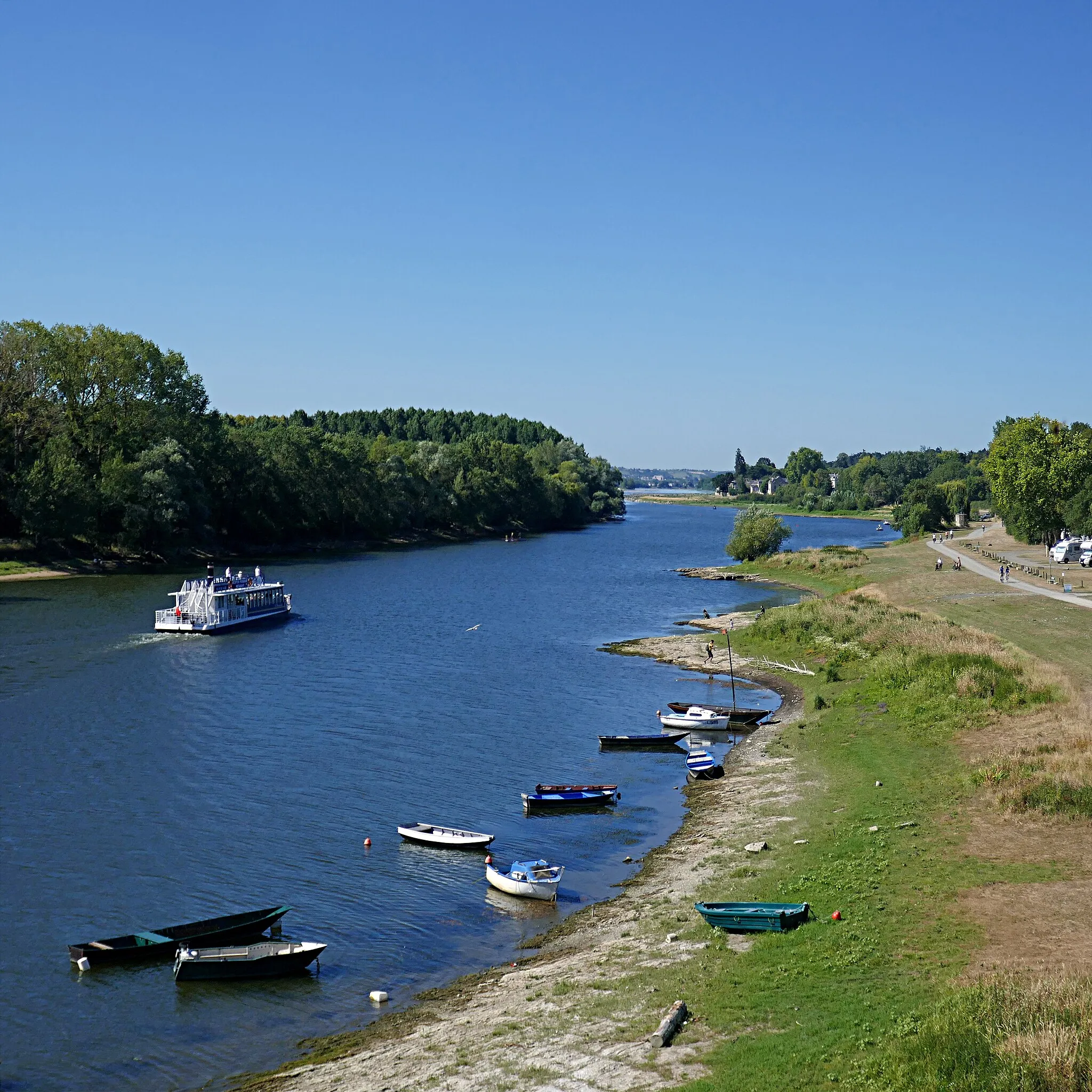 Photo showing: La Maine vers l'aval depuis le pont de Bouchemaine. Au fond, la Loire à La Pointe.
Downstream River Maine from Bouchemaine's bridge. In the distance, the Loire at La Pointe.
Bouchemaine, Angers-Loire-Métropole

July 2022 - Taken, edited and uploaded 2022/07/14