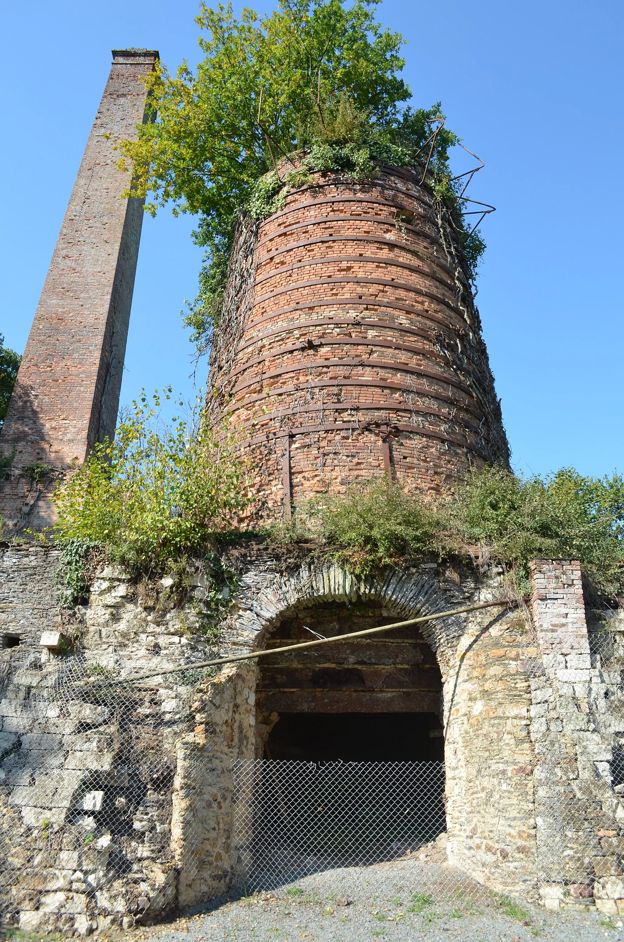 Photo showing: This building is en partie classé, en partie inscrit au titre des monuments historiques de la France. It is indexed in the base Mérimée, a database of architectural heritage maintained by the French Ministry of Culture, under the reference PA00108561 .