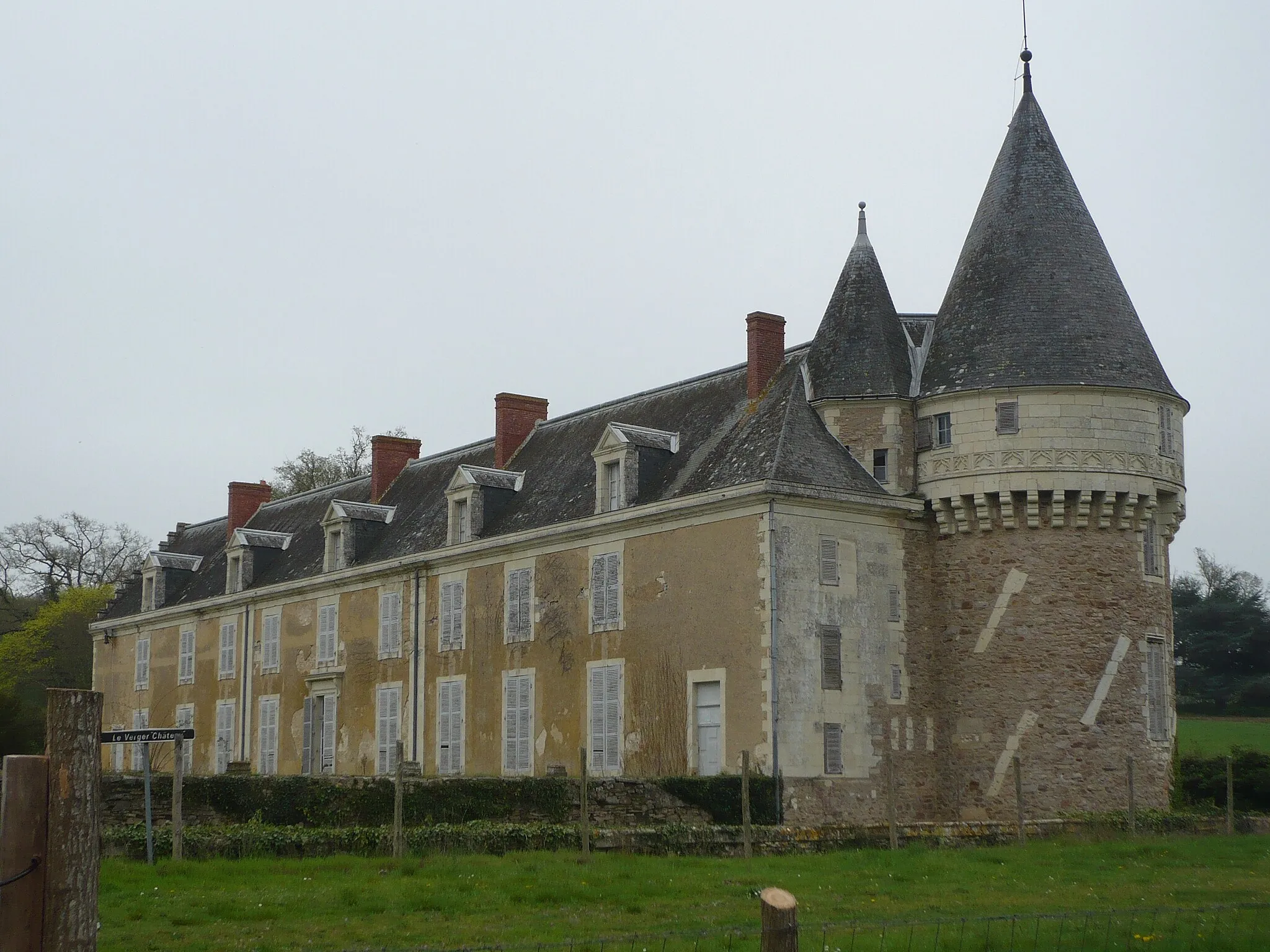 Photo showing: This building is inscrit au titre des monuments historiques de la France. It is indexed in the base Mérimée, a database of architectural heritage maintained by the French Ministry of Culture, under the reference PA49000031 .