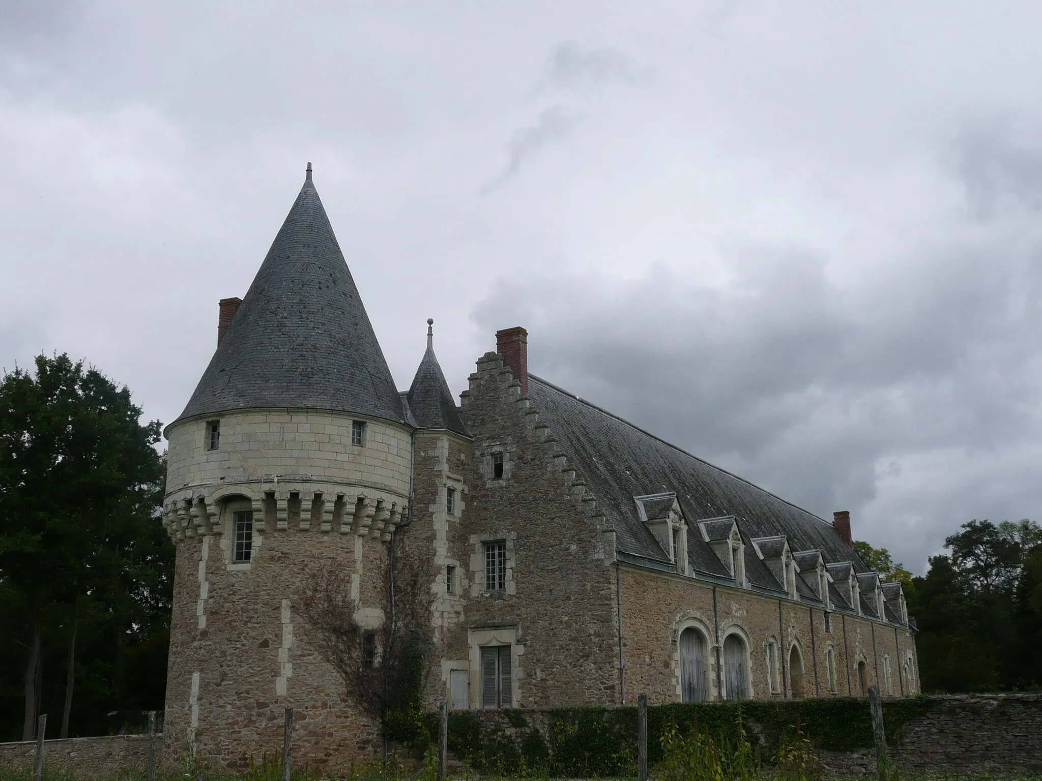 Photo showing: This building is inscrit au titre des monuments historiques de la France. It is indexed in the base Mérimée, a database of architectural heritage maintained by the French Ministry of Culture, under the reference PA49000031 .