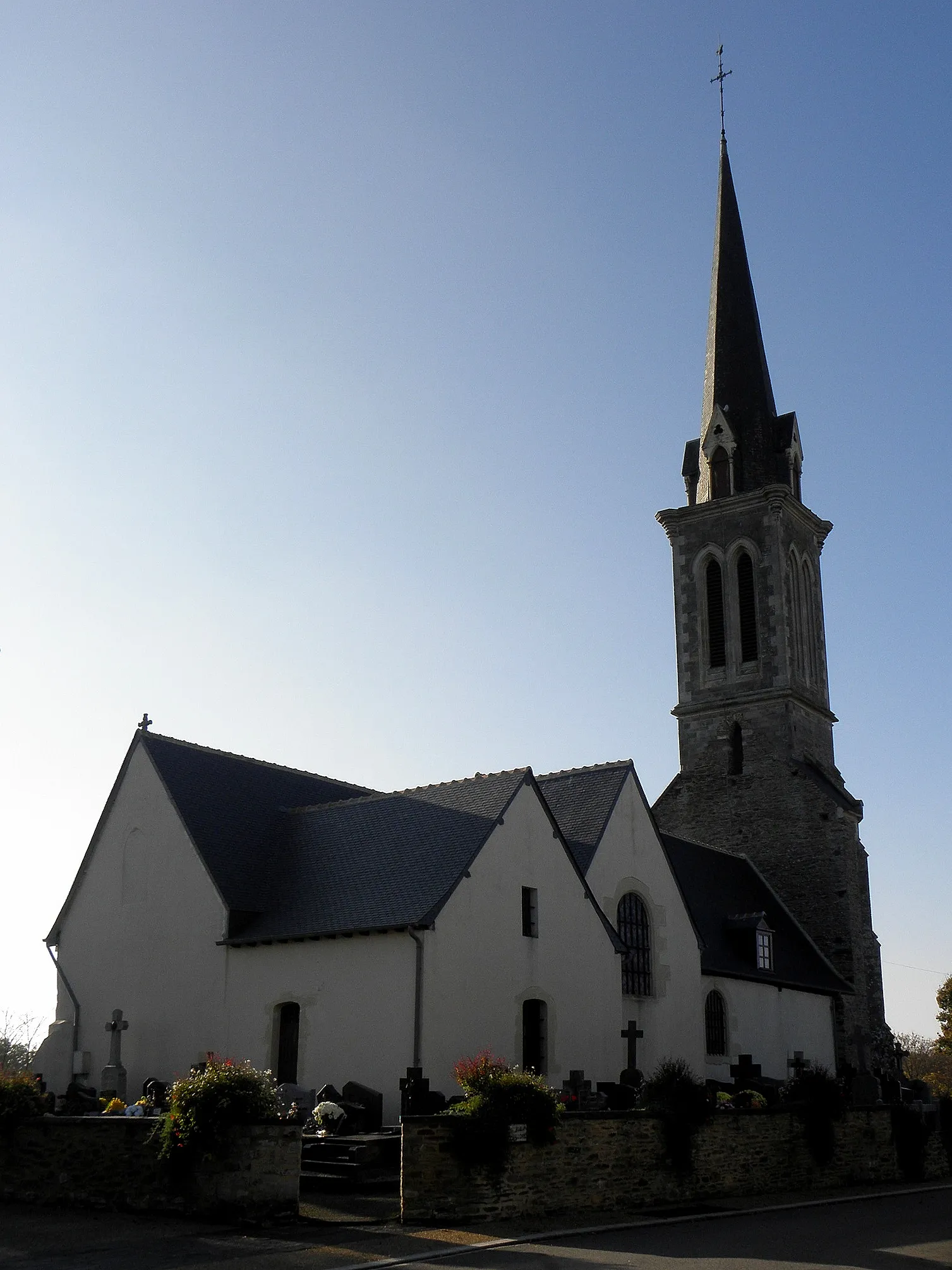 Photo showing: Église Saint-Aubin, commune de Saint-Aubin-des-Landes (35). Chevet et flanc nord.