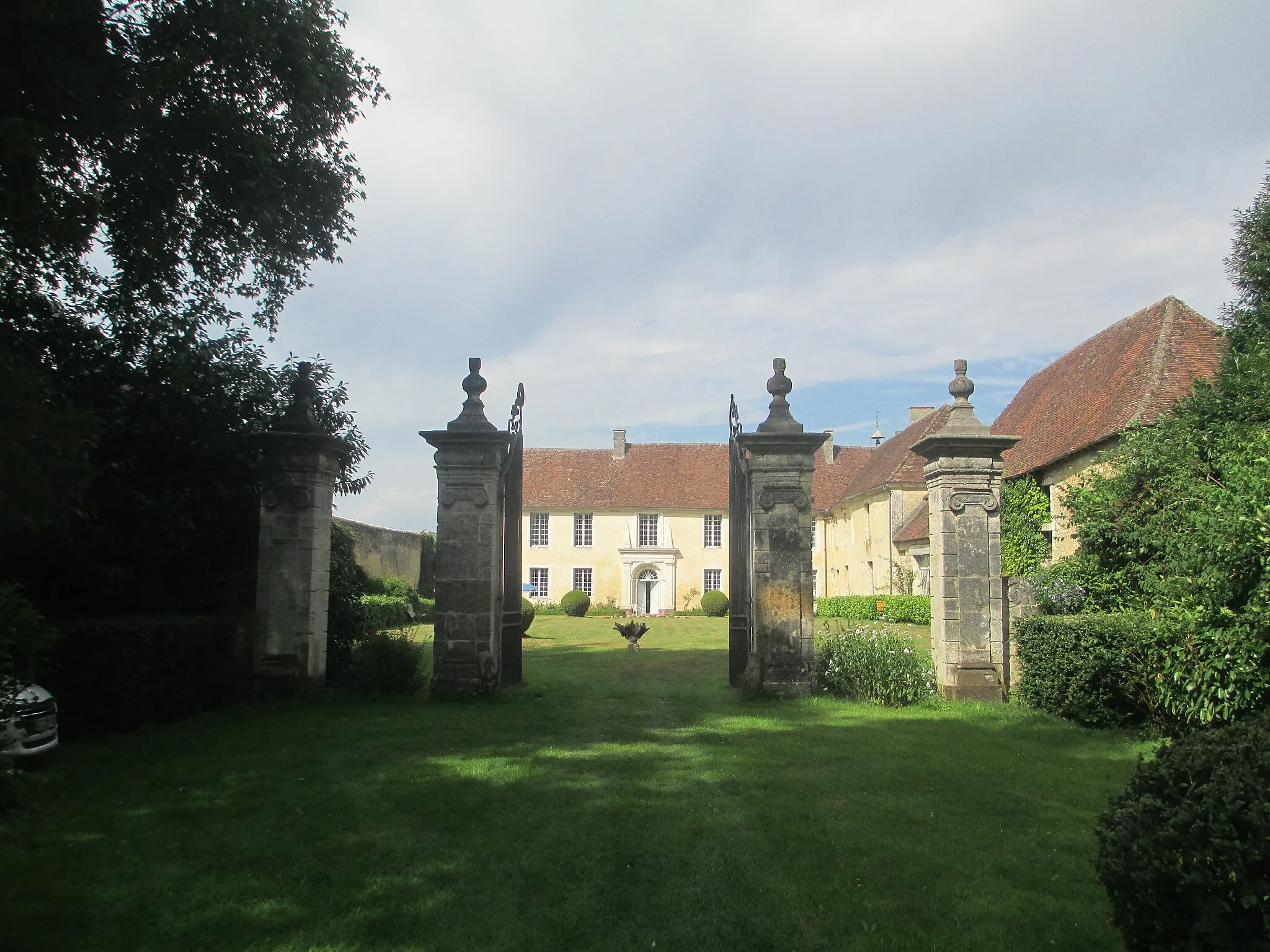 Photo showing: This building is inscrit au titre des monuments historiques de la France. It is indexed in the base Mérimée, a database of architectural heritage maintained by the French Ministry of Culture, under the reference PA00110799 .