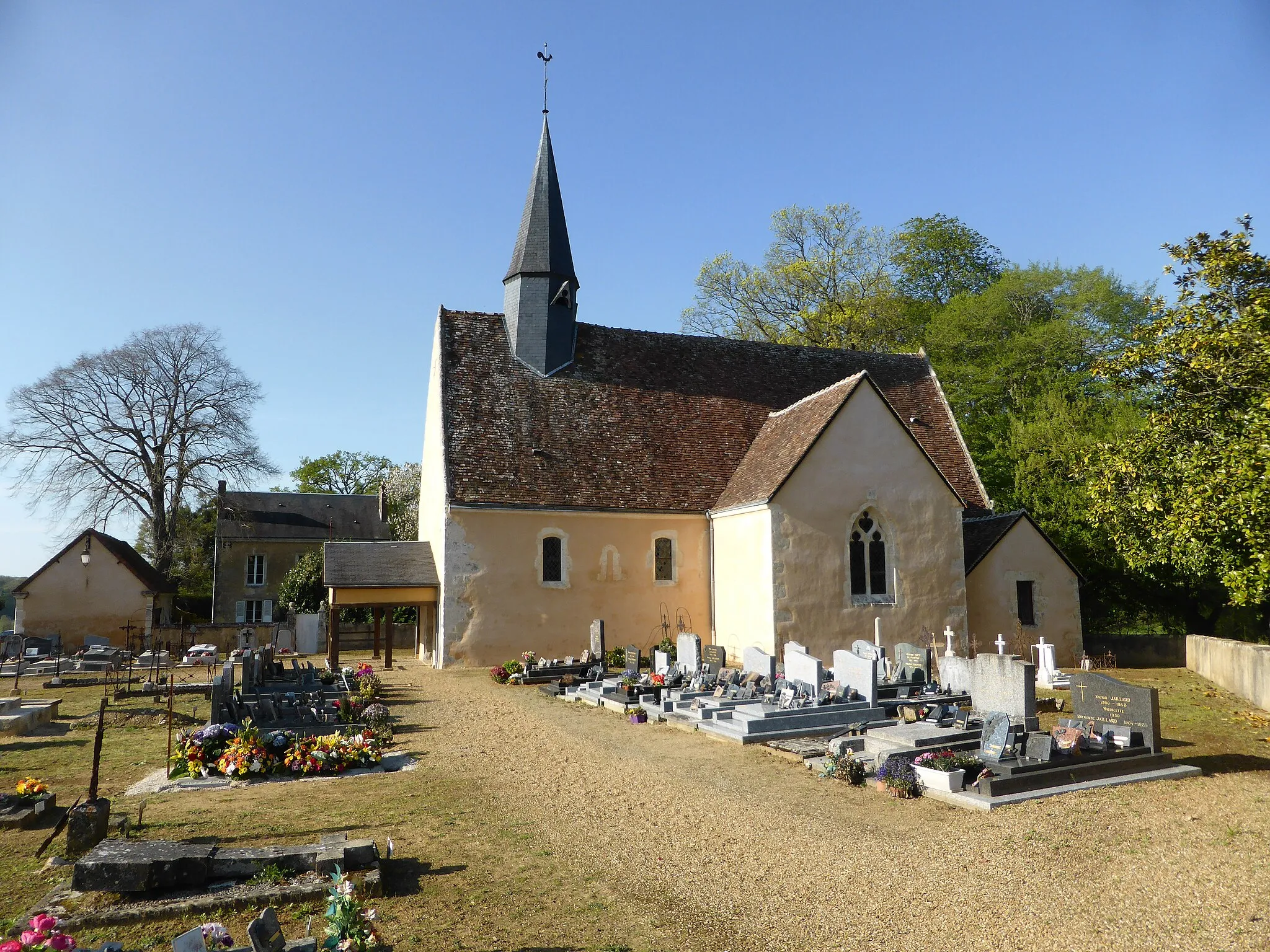 Photo showing: Église et cimetière de Pouvrai, dans l'Orne.