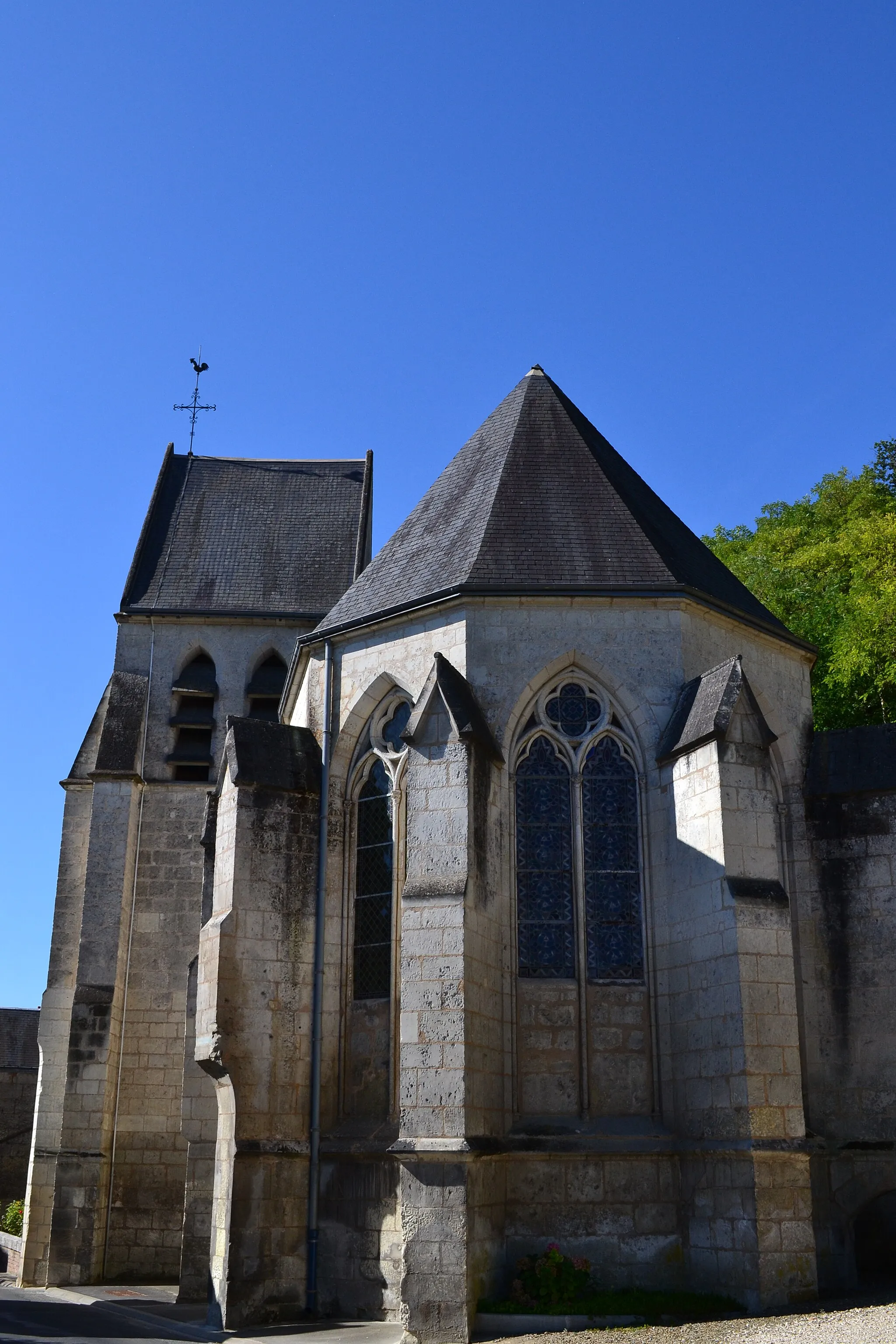 Photo showing: L'église se compose d'une nef et d'une abside polygonale, et est flanquée au sud d'un clocher. Le rez-de-chaussée de ce dernier forme une chapelle reliée à la nef par une arcade et voûtée sur croisée d'ogives.