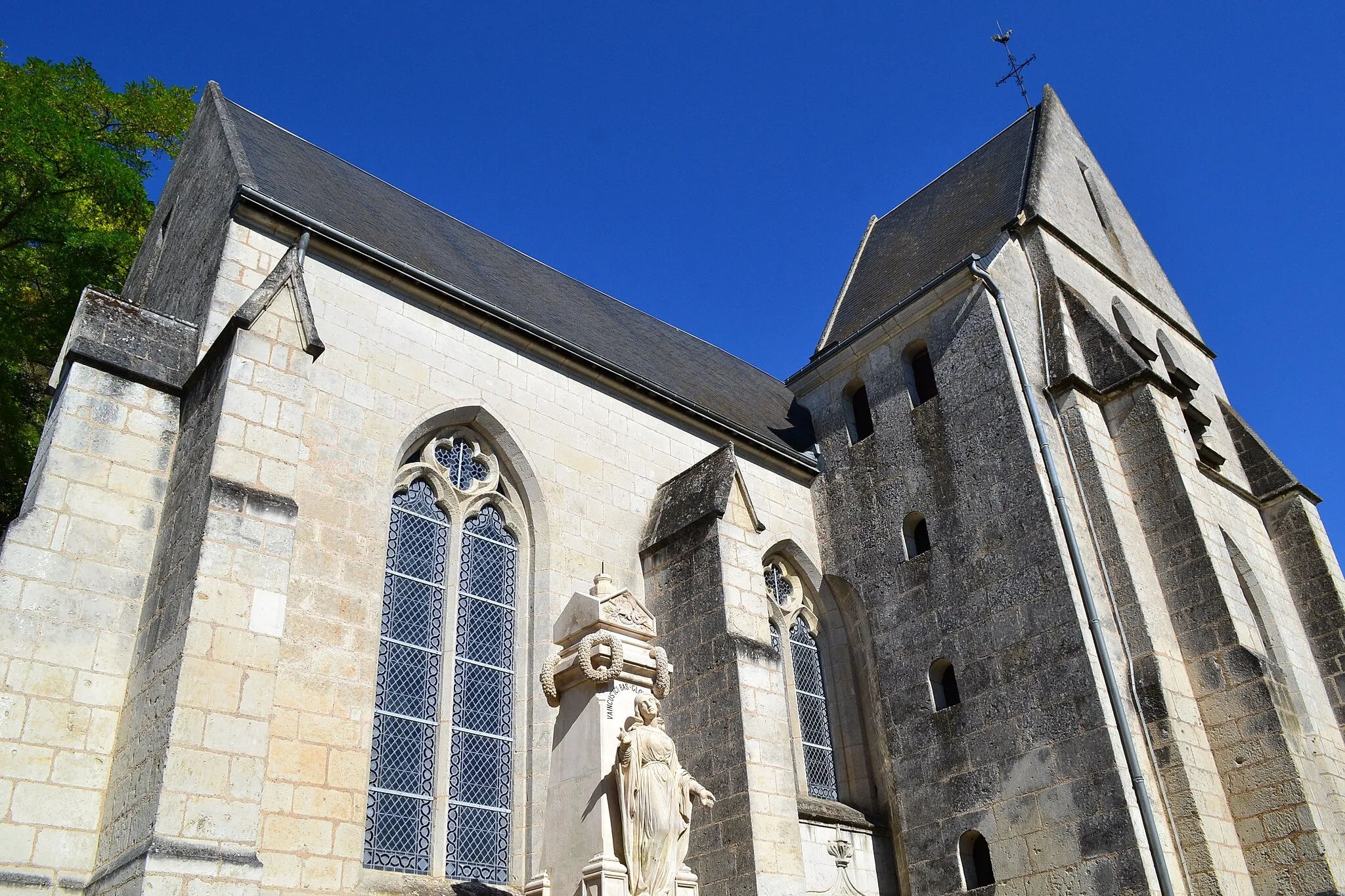 Photo showing: L'église se compose d'une nef et d'une abside polygonale, et est flanquée au sud d'un clocher. Le rez-de-chaussée de ce dernier forme une chapelle reliée à la nef par une arcade et voûtée sur croisée d'ogives.