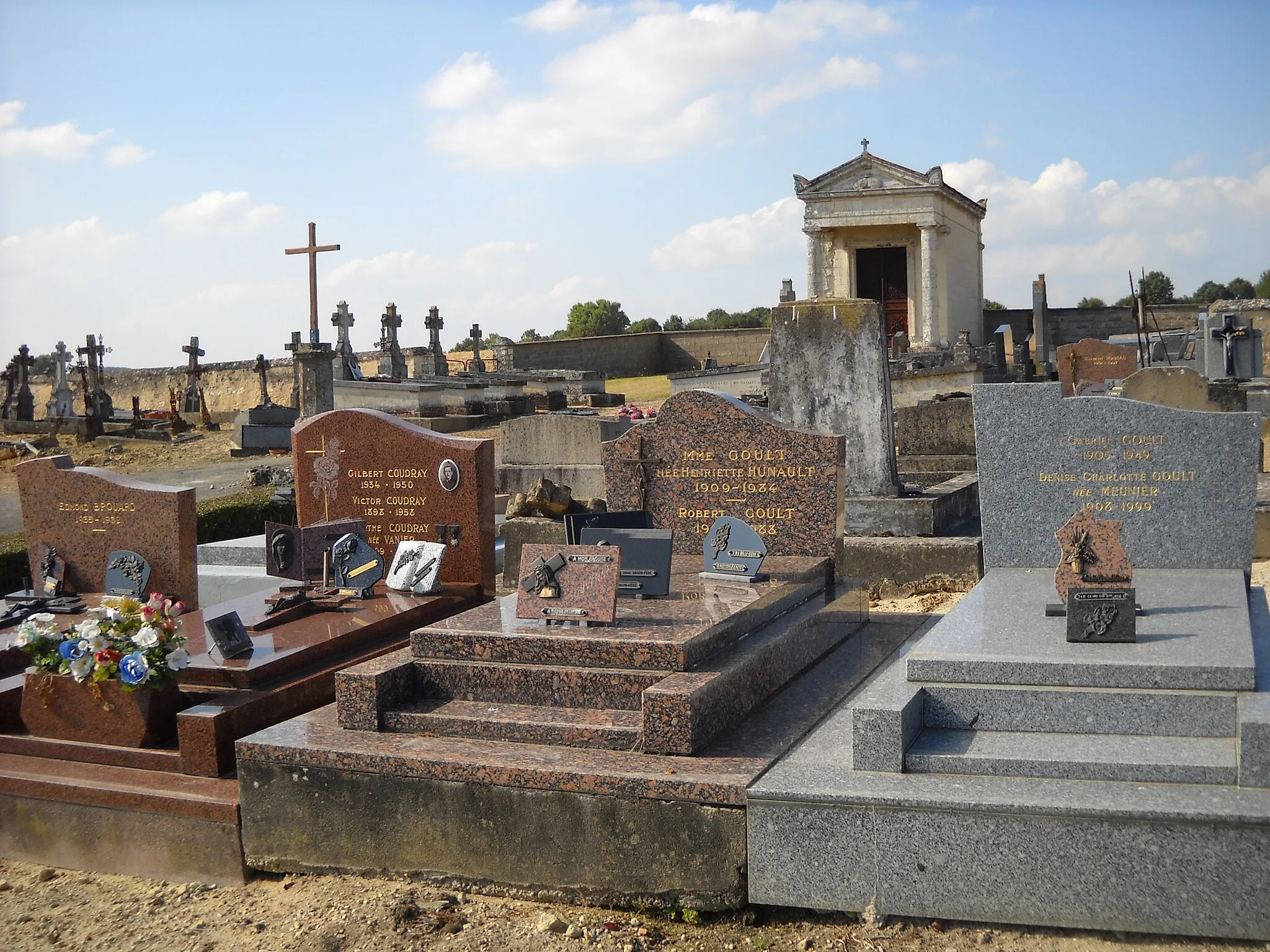 Photo showing: The cemetery of Saint-Agnan-sur-Erre, Orne, France.