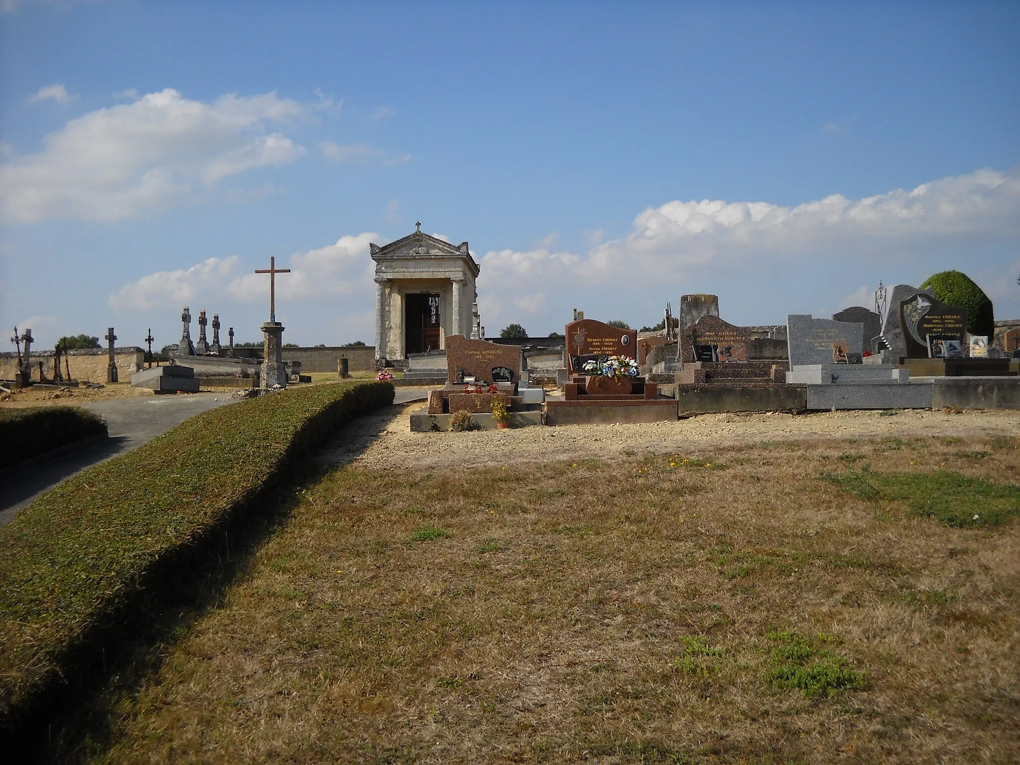 Photo showing: The cemetery of Saint-Agnan-sur-Erre, Orne, France.