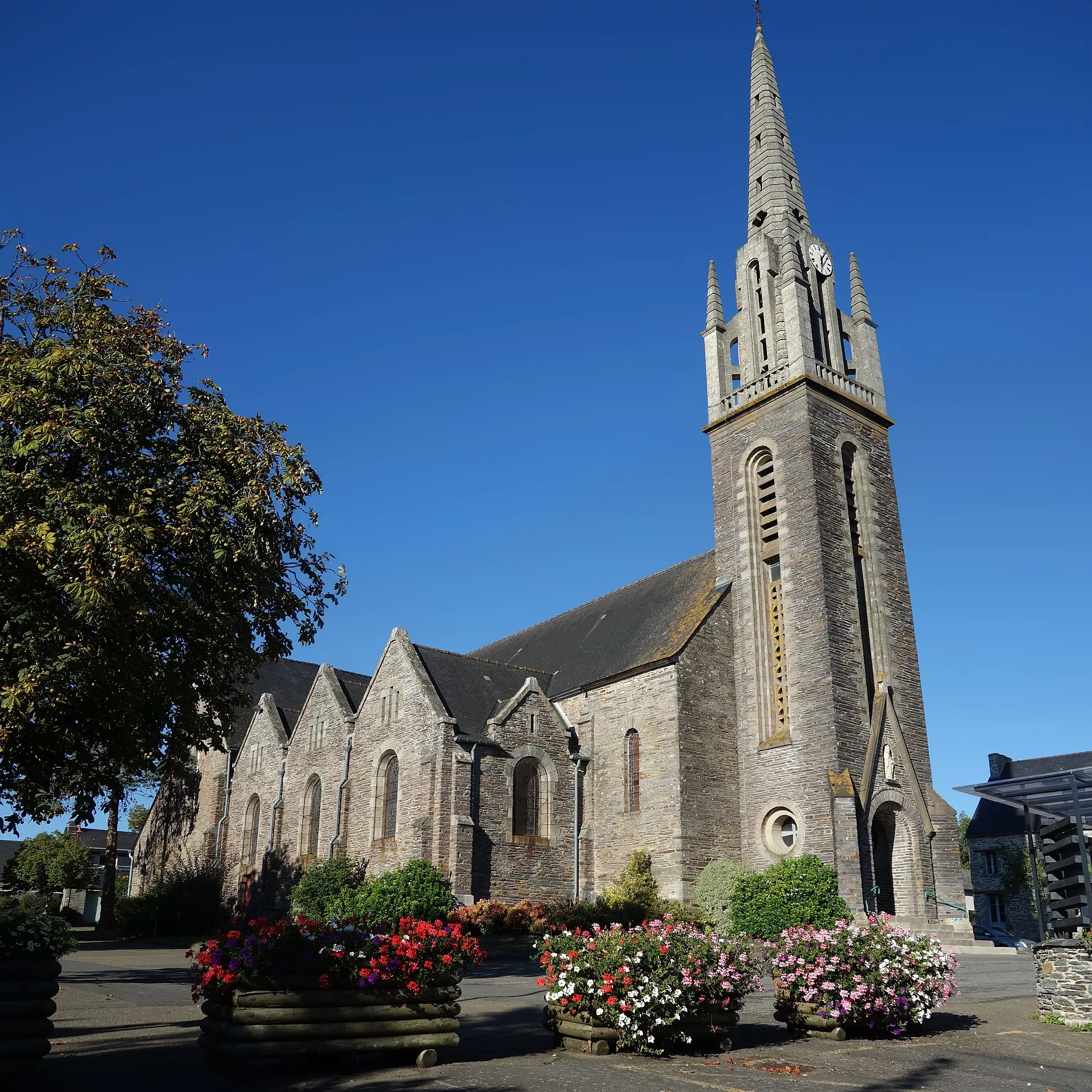 Photo showing: The point of view from the southwest.
This parish church has the same name as the current village in memory of the relics of Saint-Just:

"The church of Vieux-Bourg then takes the name of Saint-Just because of the relics of this saint it hosts" - http://www.infobretagne.com/saint-just.htm