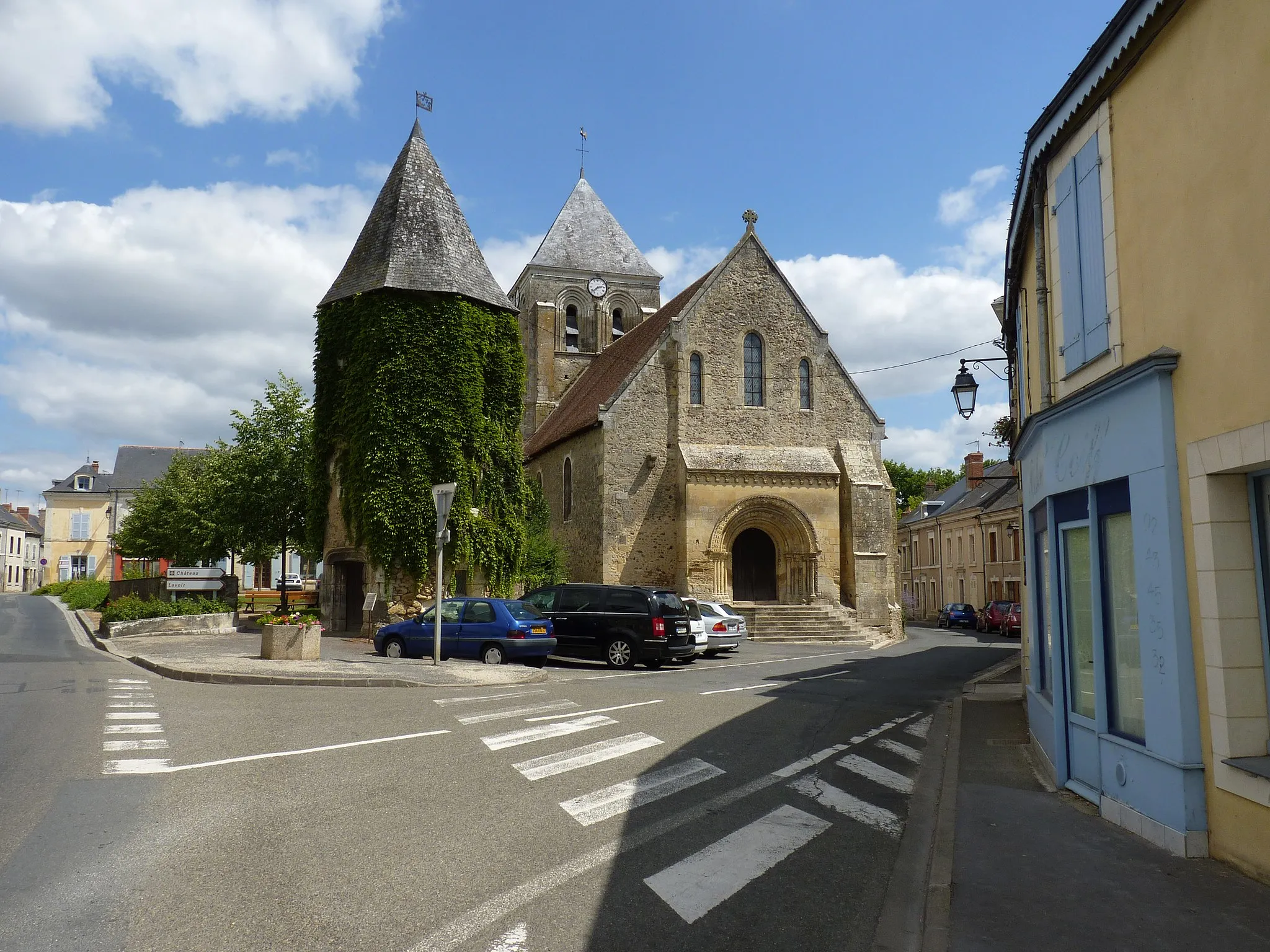 Photo showing: Sarthe - Bazouges-sur-le-Loir - Eglise Saint Aubin