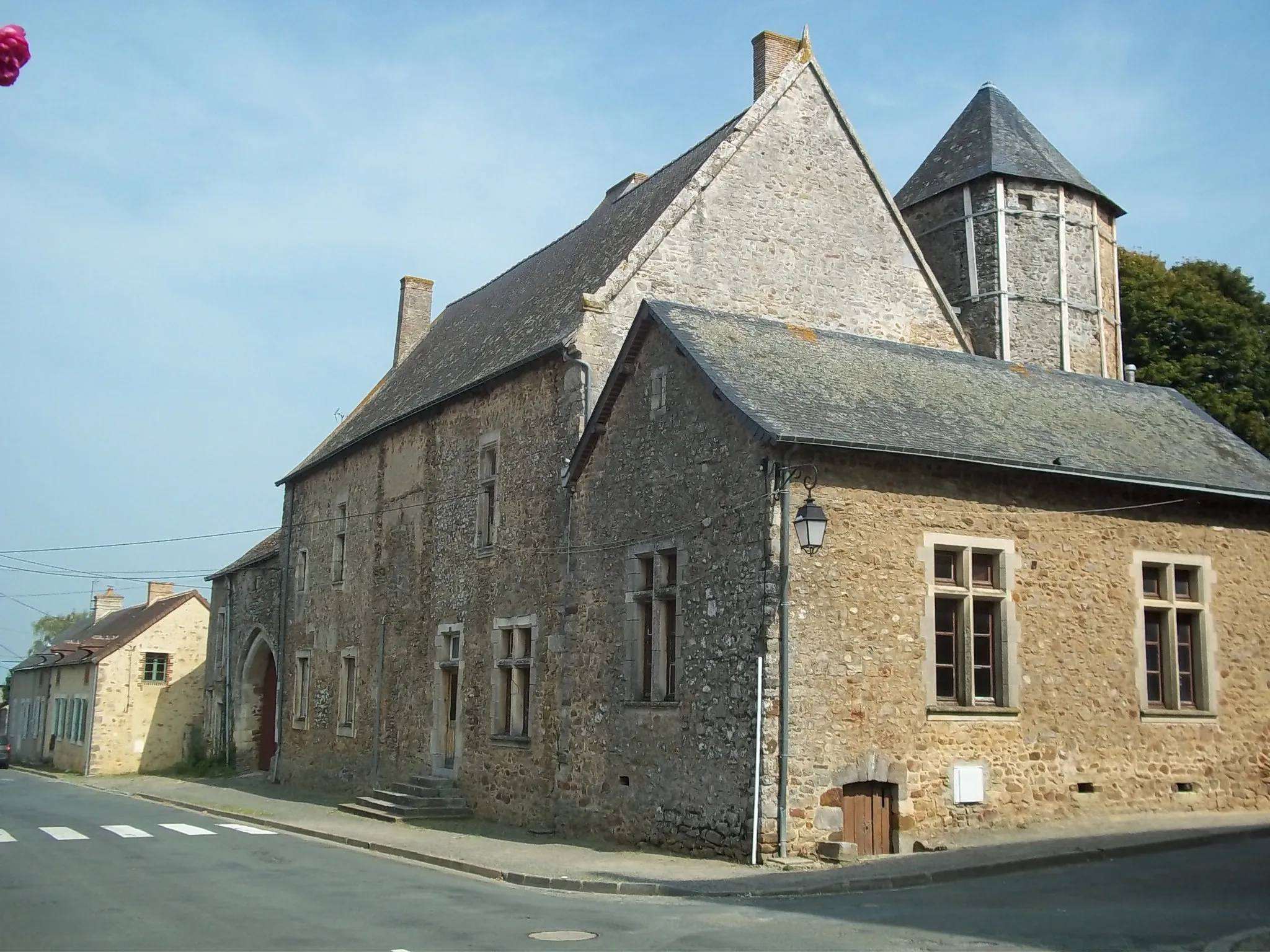 Photo showing: 1 rue de l'Ouche maison de XIIème siècle