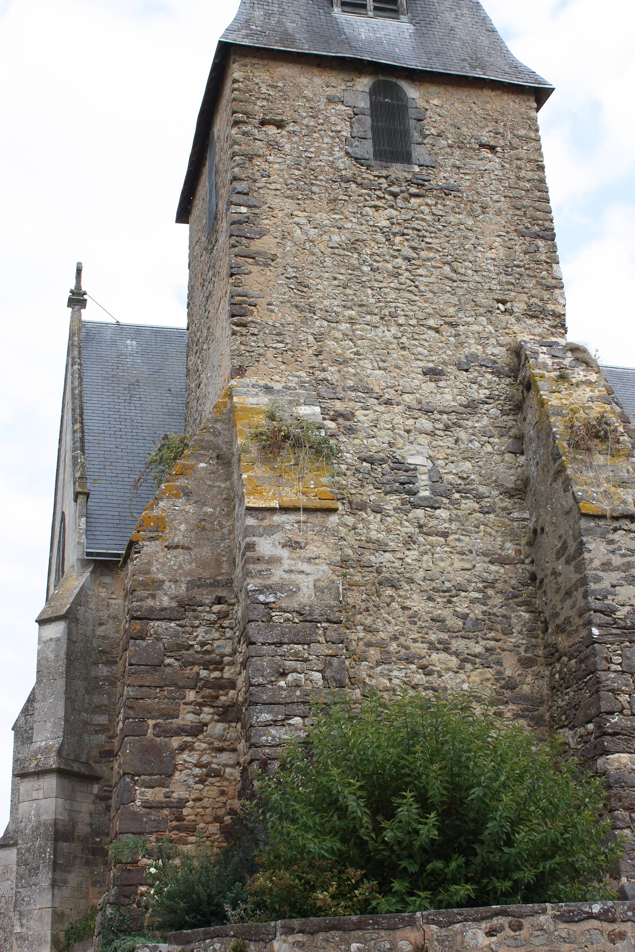 Photo showing: Coulans-sur-Gée - Eglise Saint Martin
Clocher sur le flanc Sud