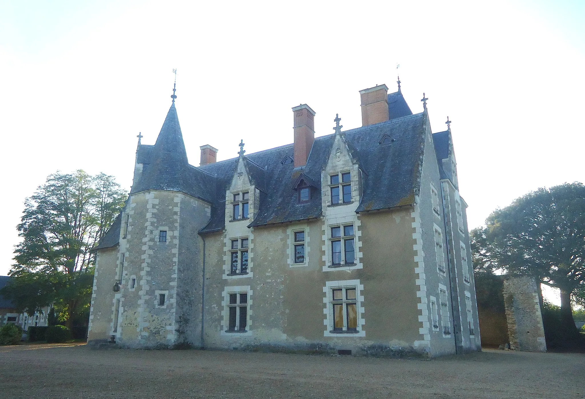 Photo showing: This building is inscrit au titre des monuments historiques de la France. It is indexed in the base Mérimée, a database of architectural heritage maintained by the French Ministry of Culture, under the reference PA72000018 .