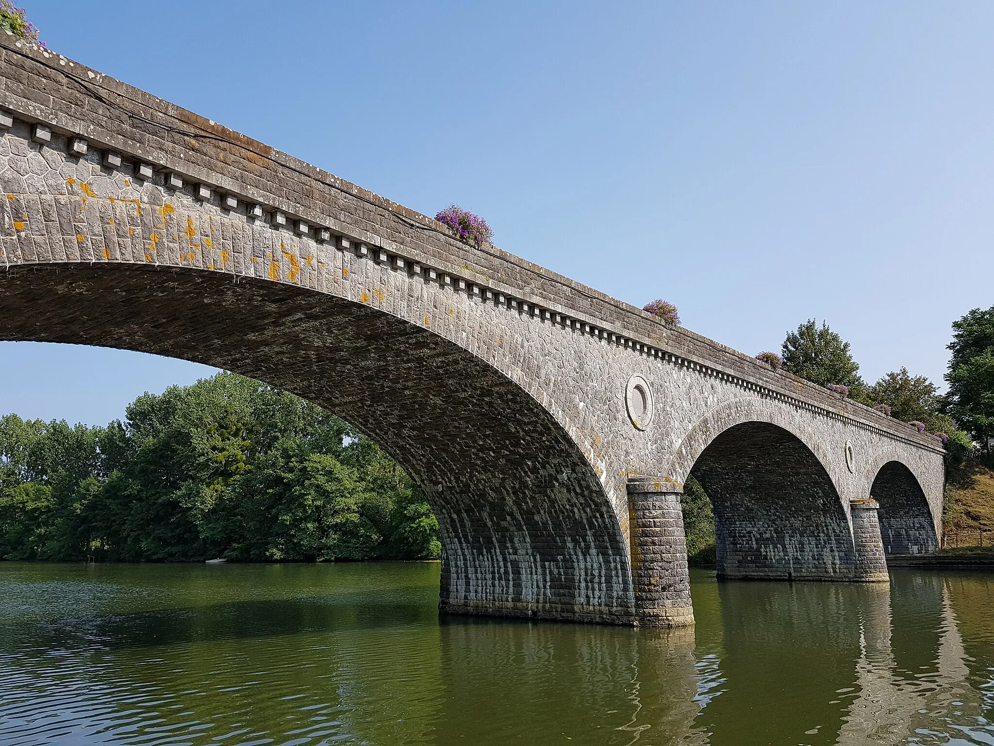 Photo showing: Le pont reliant le port de Juigné au bourg de Solesmes.