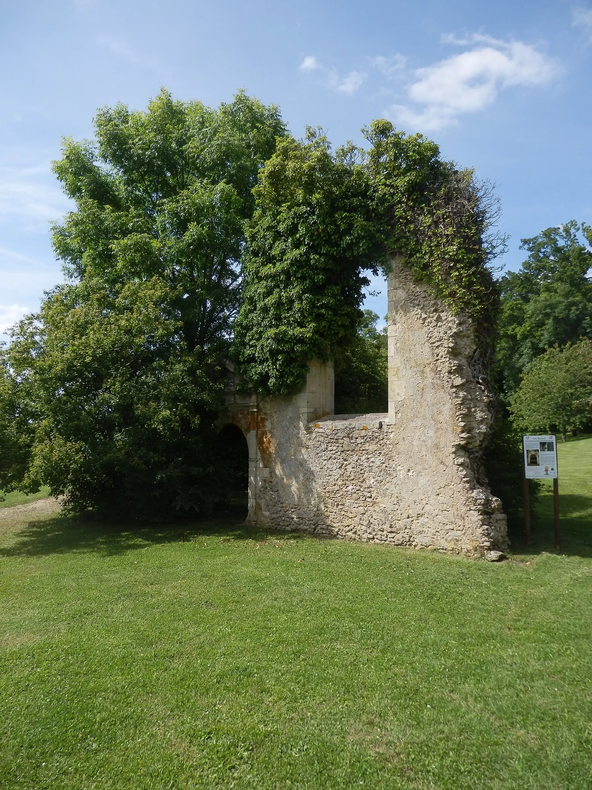 Photo showing: Ruines du portail de l'ancienne chapelle