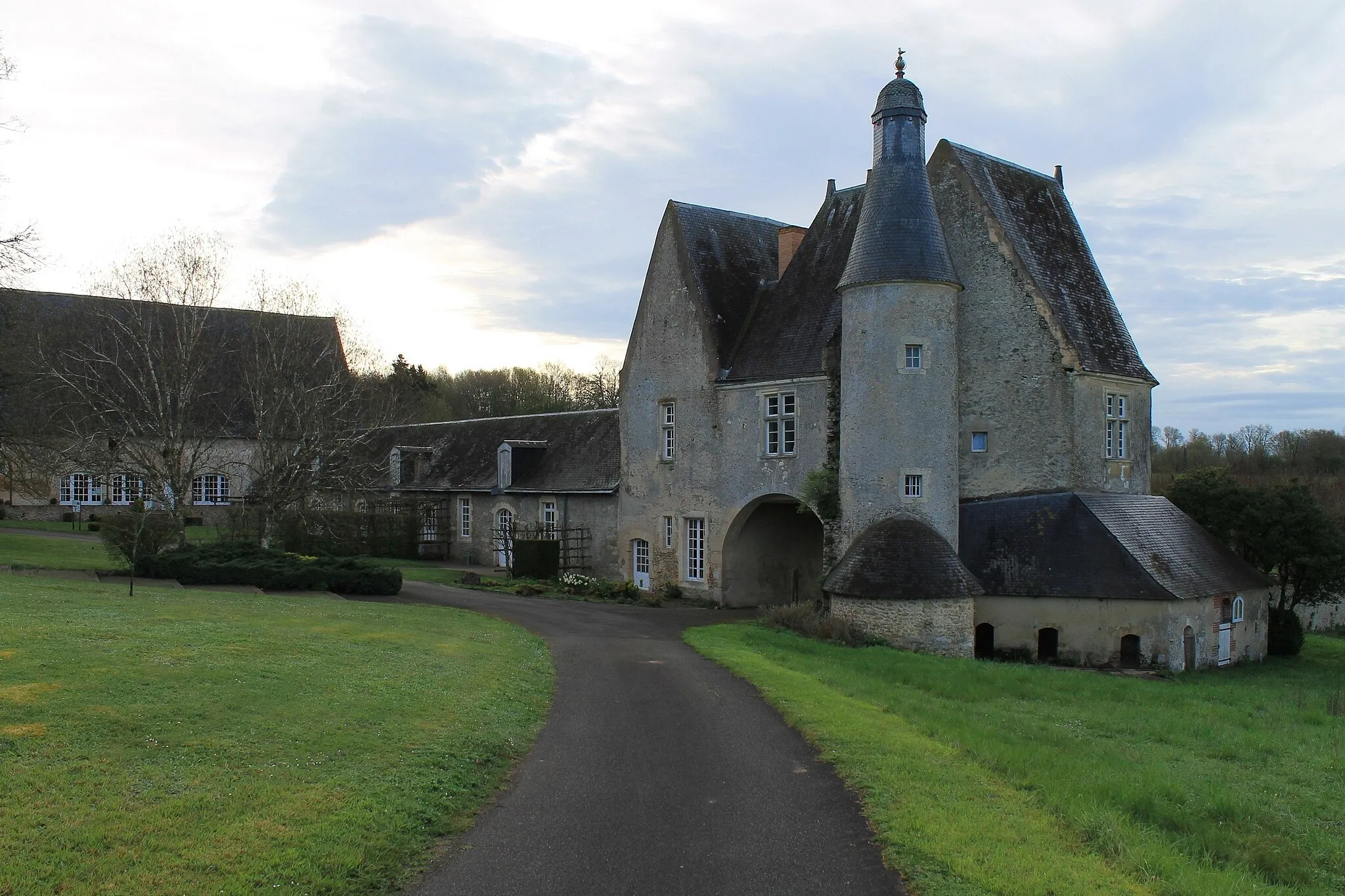 Photo showing: Le porche du château de Pescheray, au Breil-sur-Mérize