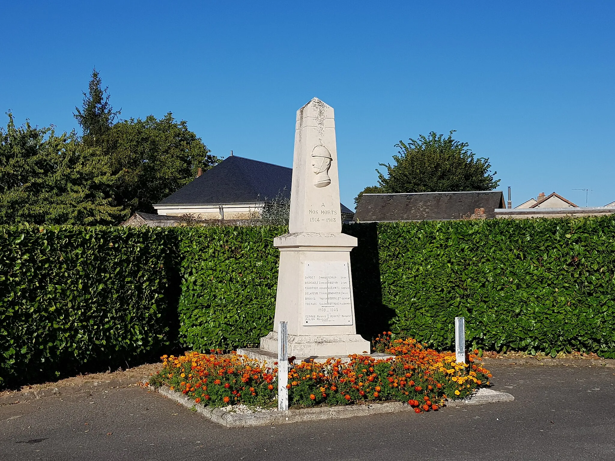 Photo showing: Monument aux morts du Gué de Mézières.