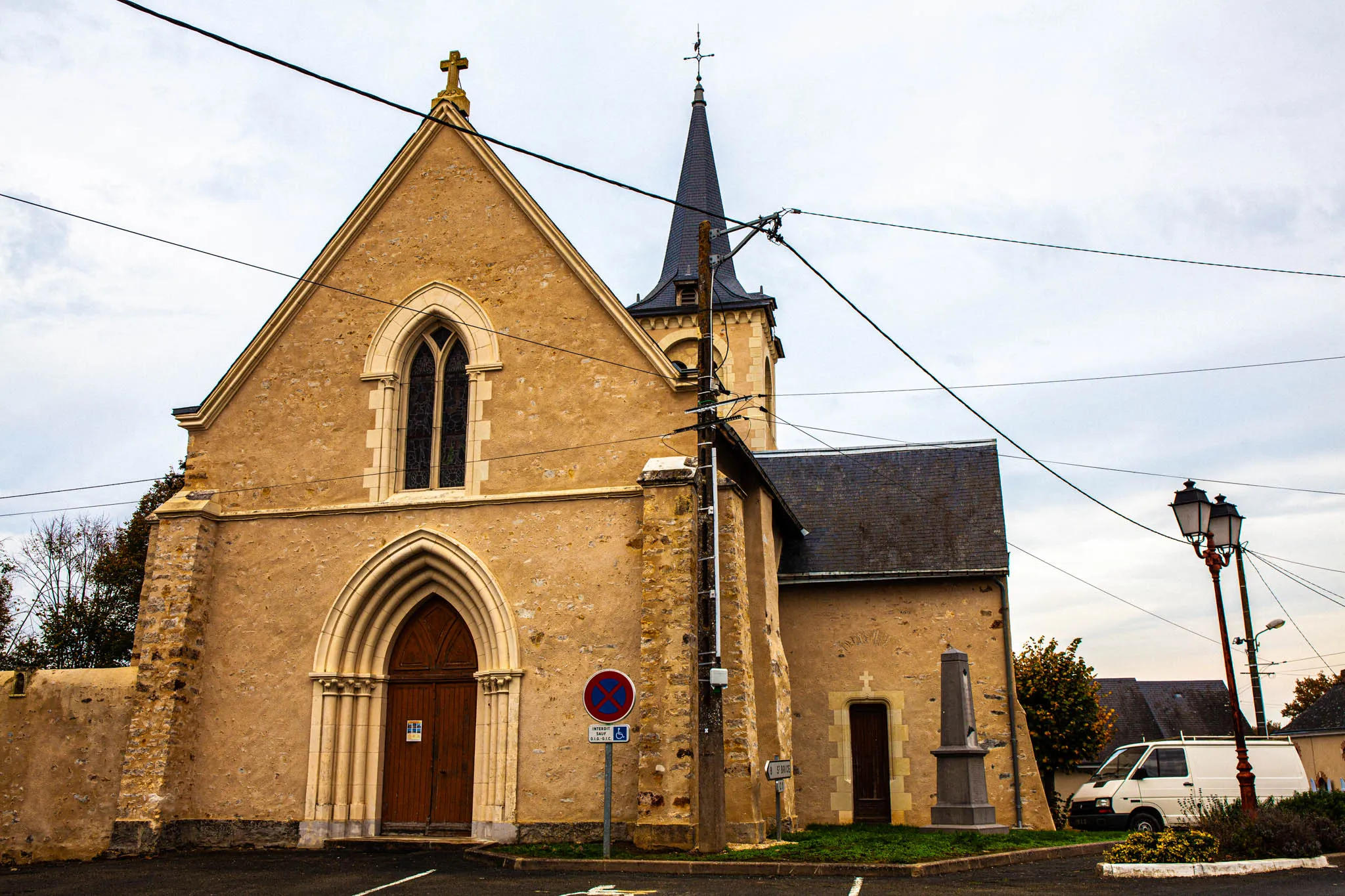 Photo showing: Église Saint-Maurille réstauré depuis la place de l'église de Souvigné-sur-Sarthe