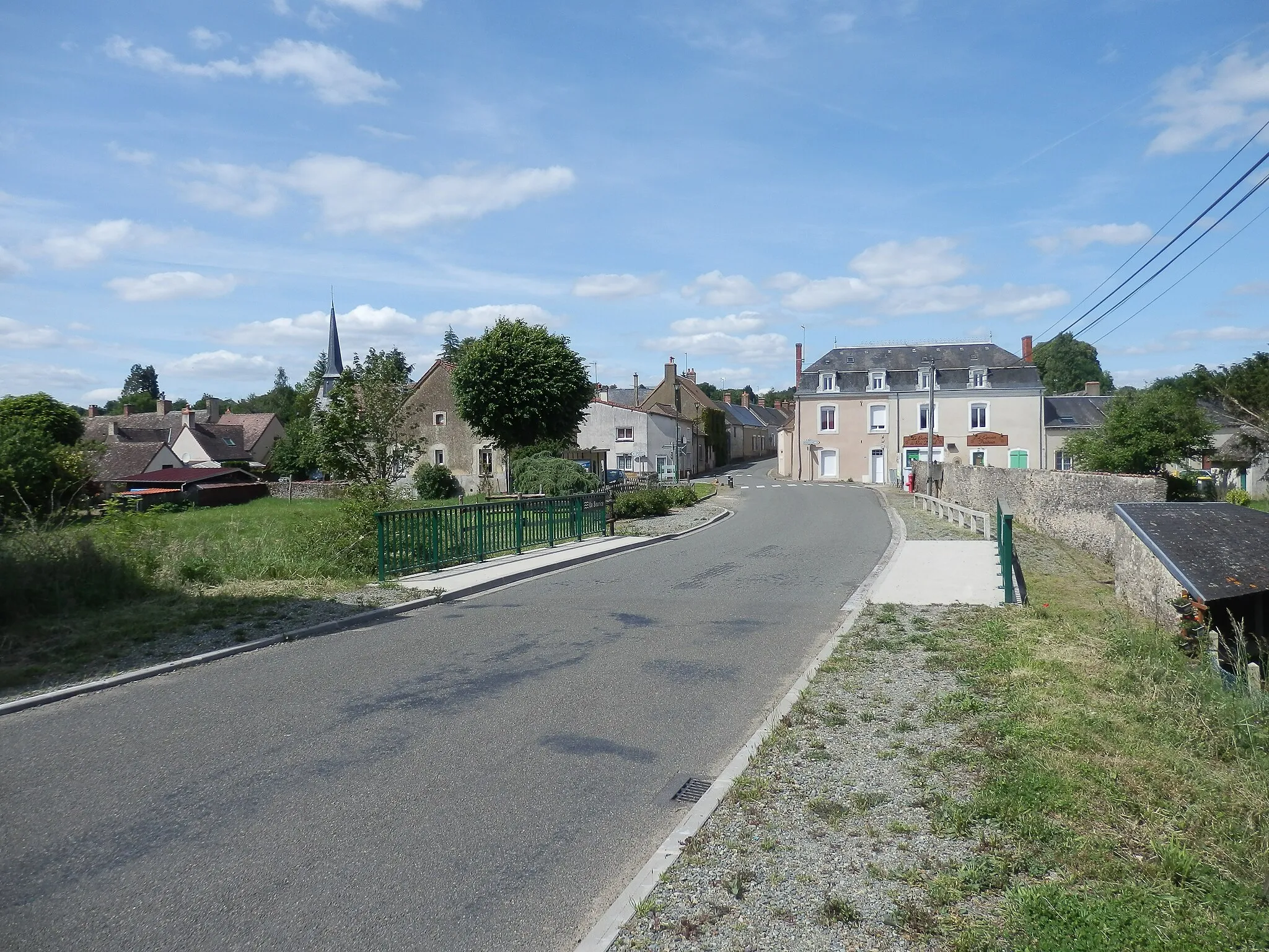 Photo showing: Surfonds vu depuis le pont sur la Sourice