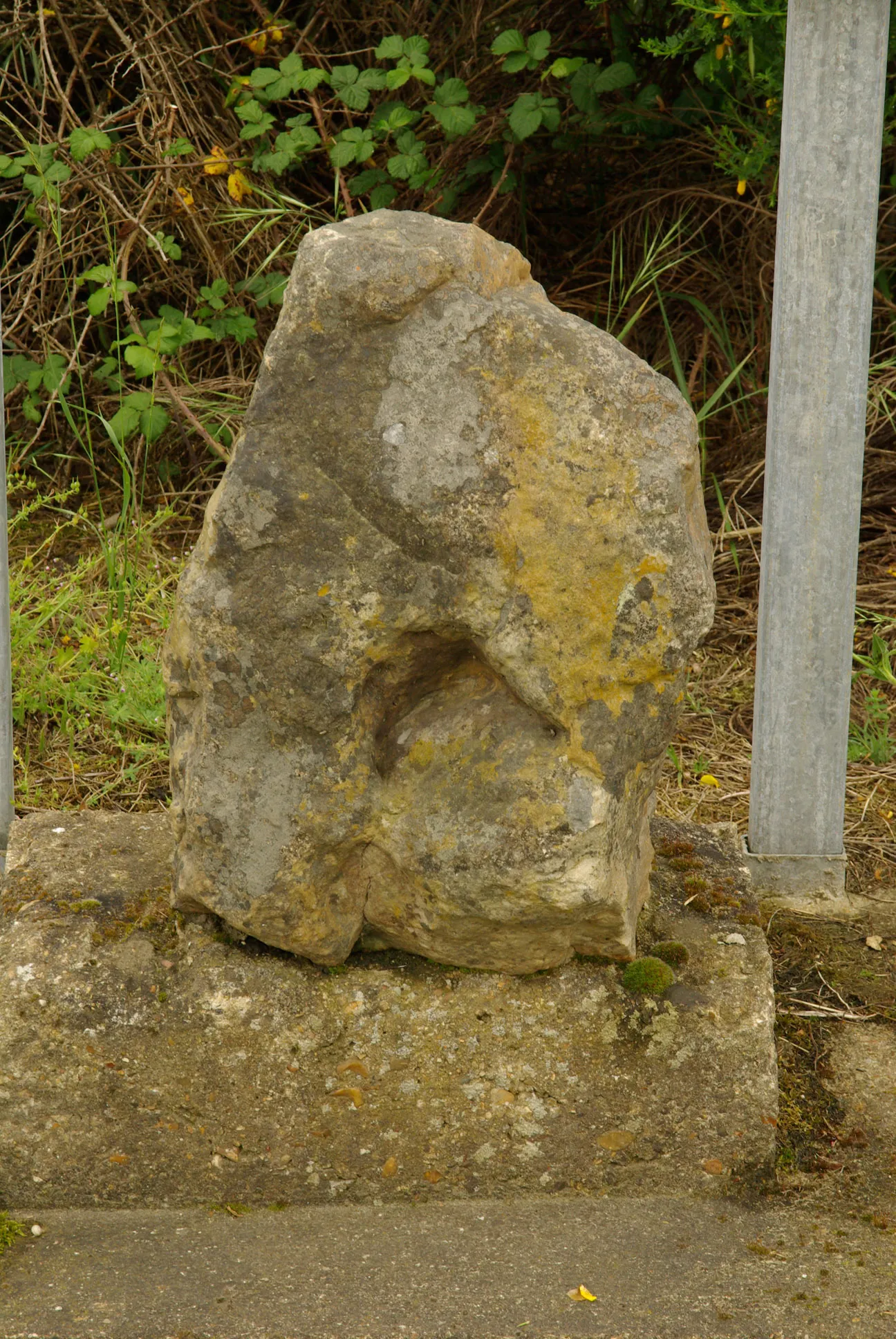 Photo showing: Le Pas de la Mule, the historical stone marker, at Thorée-les-Pins