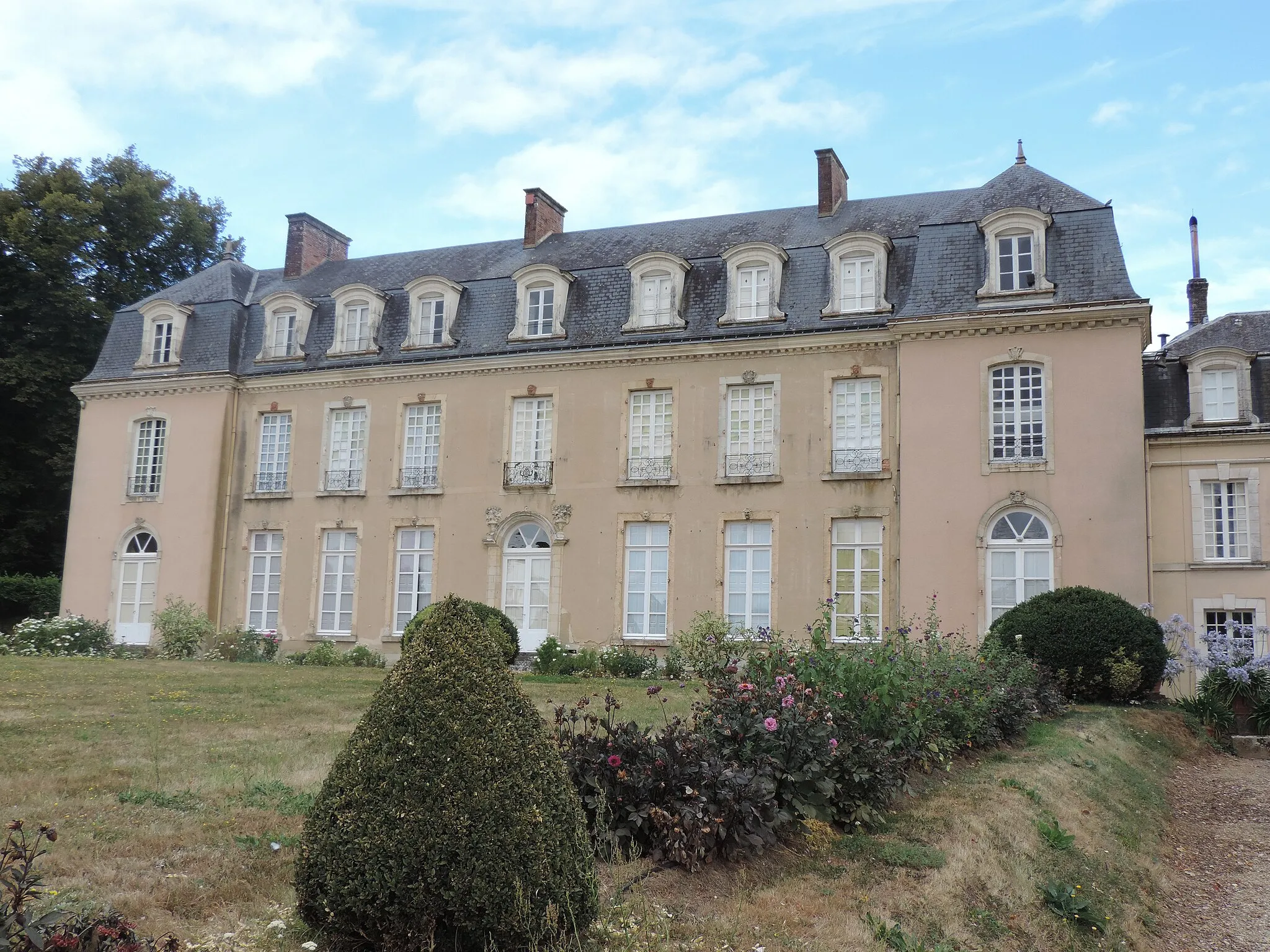 Photo showing: This building is indexed in the base Mérimée, a database of architectural heritage maintained by the French Ministry of Culture, under the reference PA00109979 .