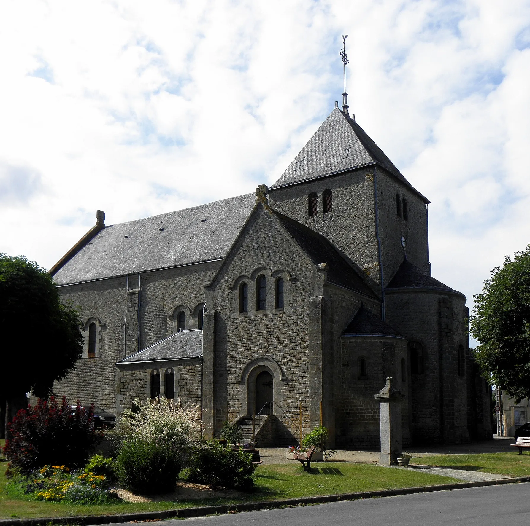 Photo showing: Église Saint-Front de Mézangers (53). Flanc sud.