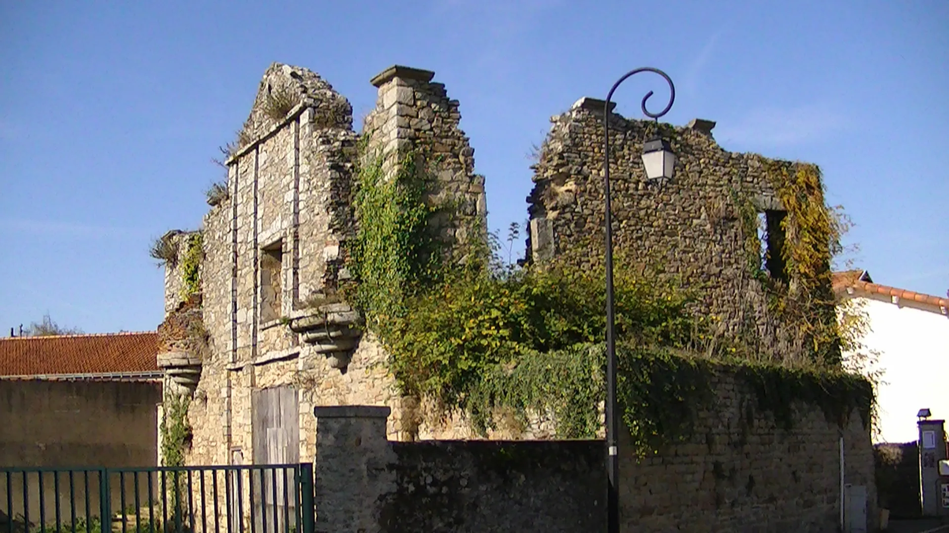 Photo showing: This building is classé au titre des monuments historiques de la France. It is indexed in the base Mérimée, a database of architectural heritage maintained by the French Ministry of Culture, under the reference PA00108594 .