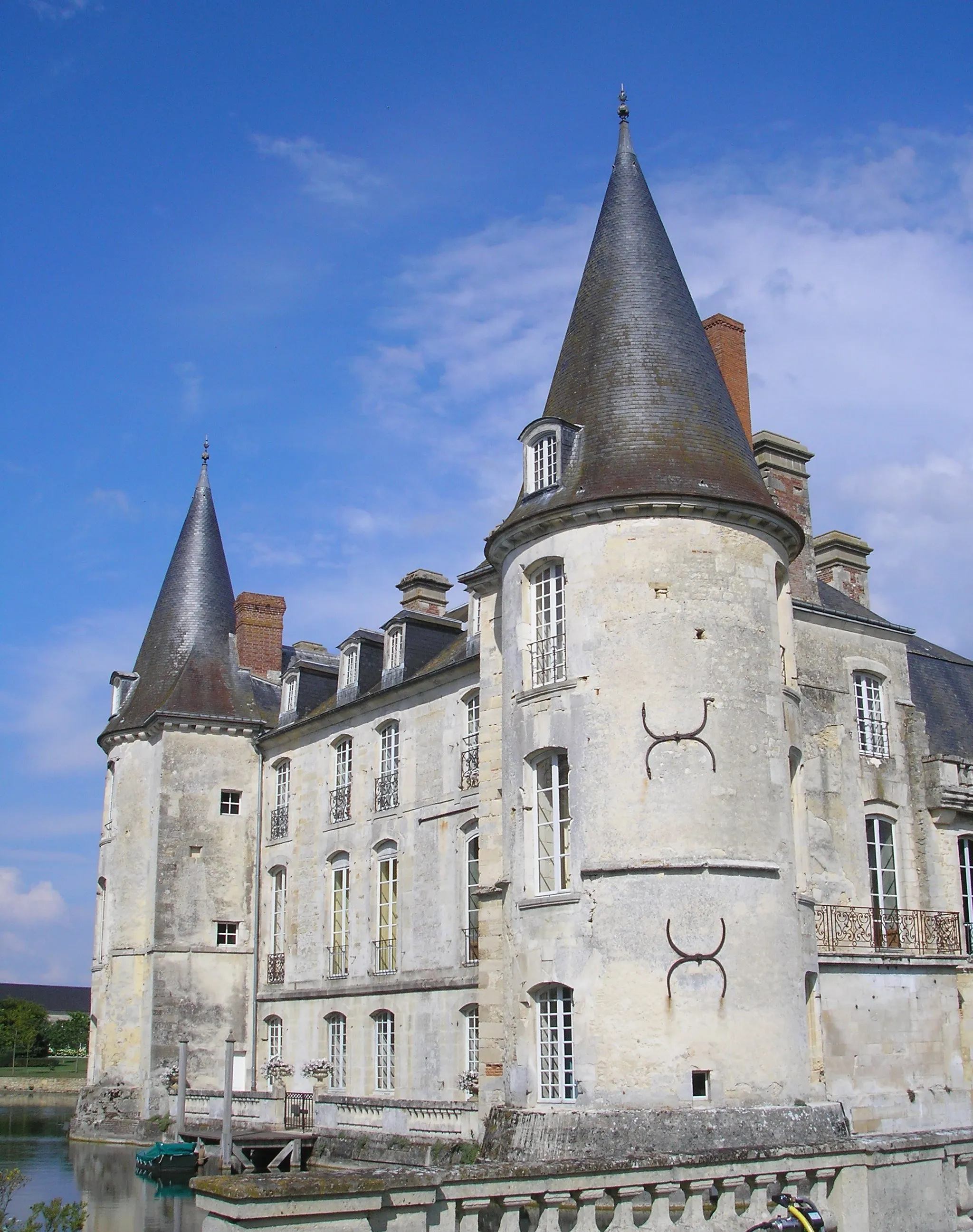 Photo showing: Mortrée (Normandie, France). Façade ouest du château d'Ô.