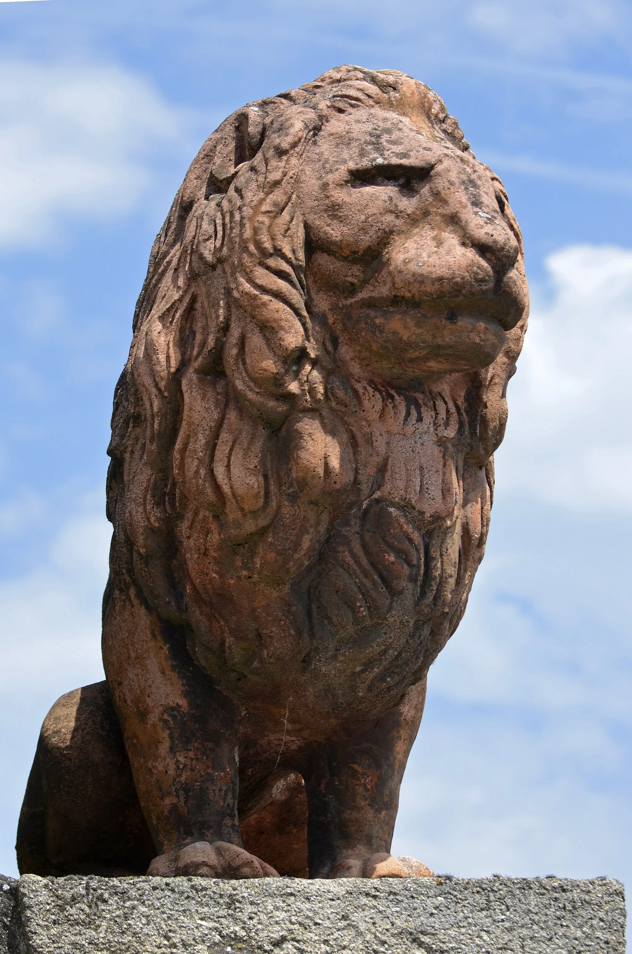 Photo showing: Lion sculpture on the wall of an ancient house in Vendrennes - Vendée, France