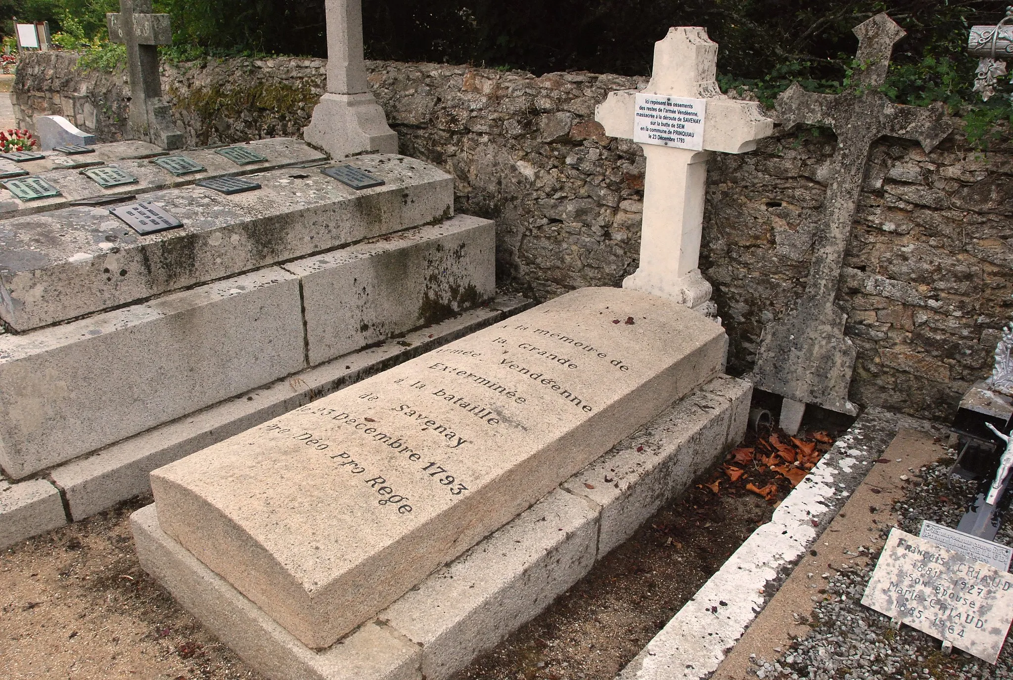 Photo showing: Tombe où reposent les ossements des restes de l'armée Vendéenne massacrée à la déroute de Savenay sur la butte de Sem en la commune de Prinquiau (44) le 23 décembre 1793.