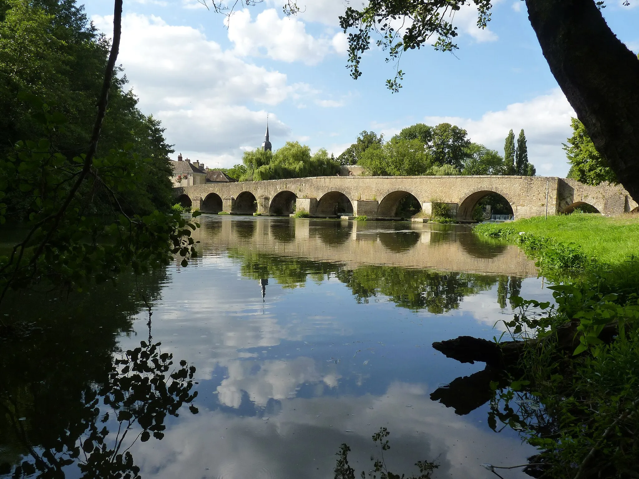 Photo showing: Sarthe - Montfort-le-Gesnois - Pont romain - Rivière Huisne