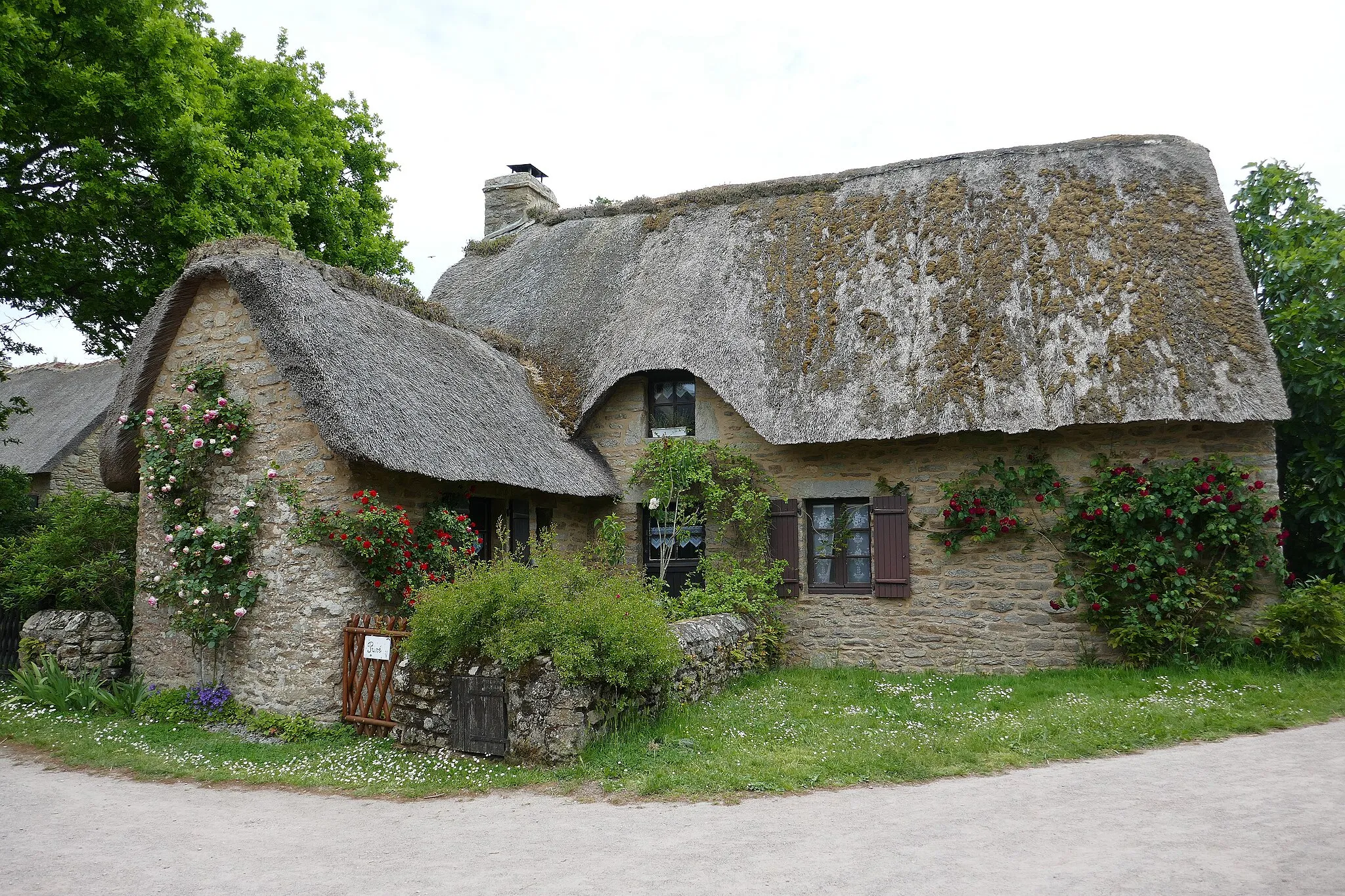 Photo showing: Maisons à toit de chaume à Kerhinet (Loire-Atlantique).