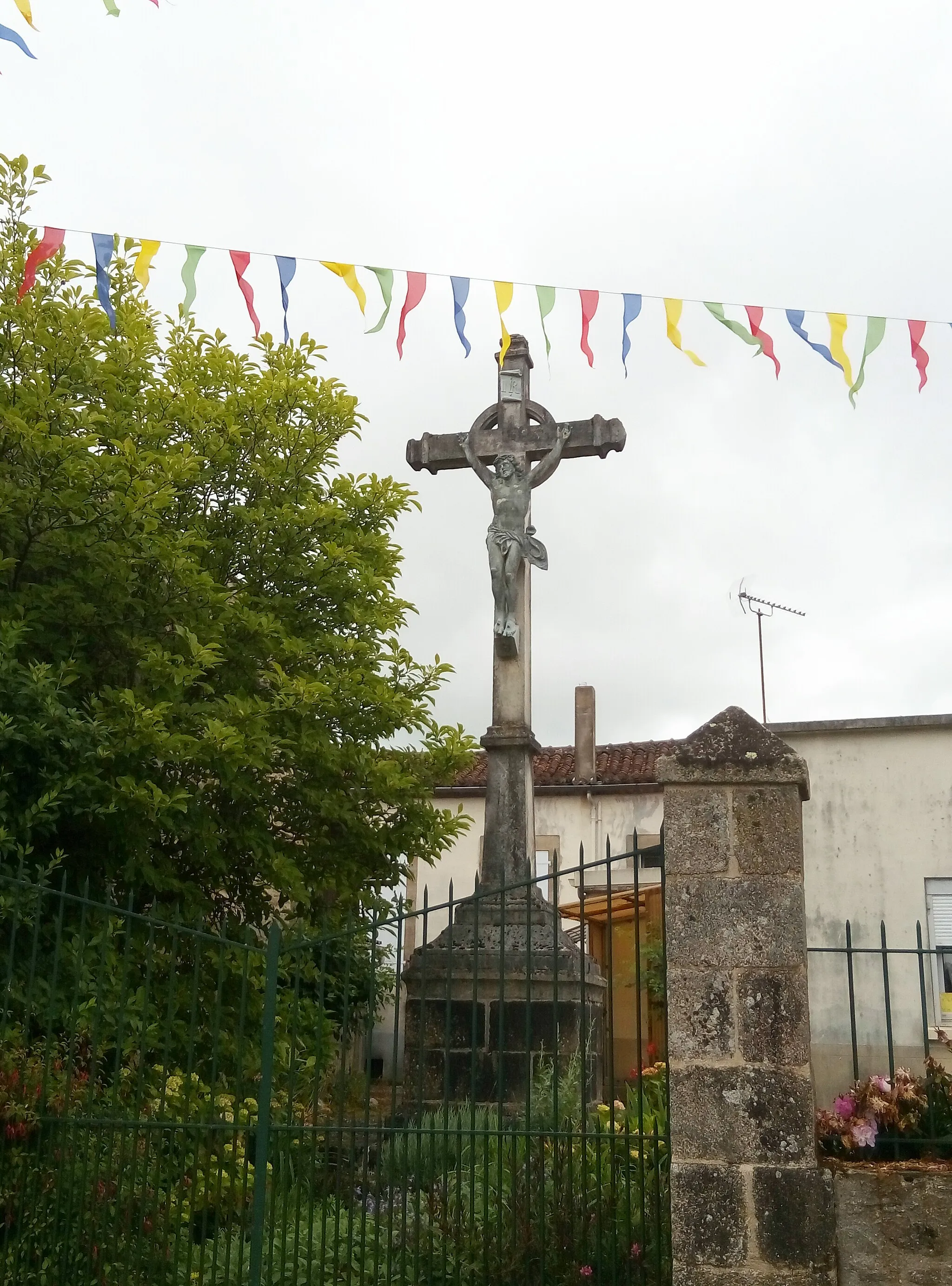 Photo showing: Croix du village de Mouchamps, dans le département de Vendée.