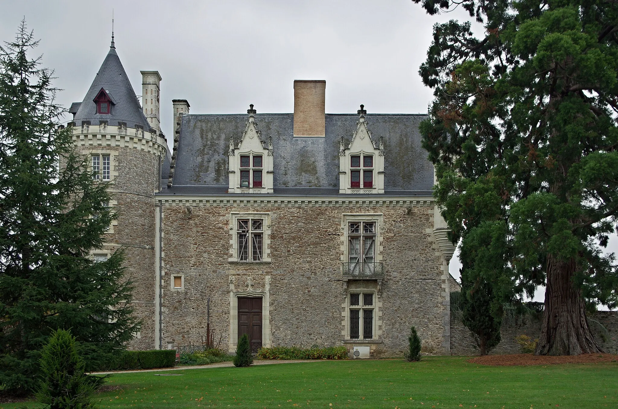 Photo showing: Villevêque (Maine-et-Loire)
Le château.
D'abord maison forte aux XIIe-XIIIe siècles, le château perd son caractère défensif au XVe siècle. Le château de Villevêque sera la résidence épiscopale des évêques d'Angers.
L'évêque d'Angers, Hubert de Vendôme, évoquera vers 1025 cette résidence épiscopale.  Hubert avait succédé à Renaud II mort à Embrun*, alors qu'il se rendait à Jérusalem. Aucun successeur n'avait été désigné du vivant de Renaud II.  Le comte d'Anjou, Foulques Nerra, qui avait des vues sur l'héritage considérable que Renaud II tenait de son père, avait donc les mains libres pour choisir le nouvel évêque. Foulques va alors retrouver le vicomte Hubert de Vendôme afin de négocier avec lui l'accession de son fils à l'épiscopat angevin. Après un an de discussion sur les modalités concernant l'héritage de Renaud II, un accord est trouvé : le jeune évêque Hubert endossait juridiquement l'accaparement de l'héritage de Renaud.  Il apparaît donc que Hubert de Vendôme a servi d'intermédiaire au comte d'Anjou, en accaparant les alleux de son prédécesseur, puis en les redistribuant, au nom de l'évêché, à différents chevaliers probablement proches du comte d'Anjou. C'est ainsi que la région des Mauges quittera le Poitou pour intégrer définitivement l'Anjou. 
Le nouvel évêque "clerc plus expert, peut-être, à manier l'épée qu'à prier Dieu" (L. Halpen), resta un féodal et n'hésita à prendre les armes contre l'archevêque de Tours. Hubert de Vendôme fera reconstruire la cathédrale d'Angers qui avait été en partie détruite par un incendie. La nouvelle cathédrale subira un autre incendie en 1032, elle ne sera remise en état qu'à la fin du XIe siècle. L'évêque Hubert de Vendôme résidera régulièrement à Villevêque, jusqu'à son décès en mars 1047. Eusèbe Brunon (Eusebius Bruno) fut élu, à l'initiative du comte d'Anjou Geoffroy II, pour lui succéder.
En 1317, Guillaume Le Maire, évêque d'Angers, prêtera serment au roi de France, Philippe V (Philippe V le Long), dans le château de Villevêque. Ce même Guillaume Le Maire avait participé au Concile de Vienne* en octobre 1311, sous Philippe le Bel, concile qui verra la condamnation des Templiers. L'évêque d'Angers sera un partisan de la condamnation.
En 1428, l'évêque d'Angers Hardouin du Bueil reçoit 1000 écus de Yolande d'Aragon (épouse de Louis II d'Anjou), pour la rénovation du château. Durant son ministère, l'évêque Hardouin du Bueil s'élèvera avec force contre les déviations de son temps. En particulier il condamnera le mariage consanguin de Gilles de Rais avec sa cousine Catherine de Thouars*.
Après les destructions de la guerre de Cent Ans, l'évêque d'Angers Jean II de Beauvau* , fait reconstruire entièrement le château, entre 1448 et 1465. Grâce à la protection de l'évêque, Jean Balue*, fera une rapide carrière, secrétaire et aumonier du roi Louis XI en 1463, évêque d'Evreux en 1465. Il évincera son protecteur, du siège épiscopal d'Angers, qui sera destitué  par le pape en 1467.  Jean Balue conseillera au roi l'abolition de la Pragmatique Sanction ce qui lui vaudra d'être fait cardinal par le pape Paul II. Après bien des erreurs, Louis XI le fera arrêter le 23 avril 1469. Jean Balue  ne sera libéré qu'en 1480, sous condition de quitter la France. L'excommunication de Jean de Beauveau sera levée en 1476, mais il ne retrouva son diocèse d'Angers que comme administrateur (en double avec Auger de Brie).
Au début du XVIe siècle, un des derniers évêques à résider à Villevêque fut François de Rohan. En 1523, les idées de Luther arrivent en Anjou. Les vicaires généraux du diocèse d'Angers publient un monitoire contre les personnes lisant les écrits prônant la réforme. L'année suivante l'évêque François de Rohan, menaçe les contrevenants d'excommunication et ordonne la destruction des ouvrages incriminés. François de Rohan décédera en 1536.  L'inefficacité des mesures qu'il avait prises est telle qu'à l'automne 1539, les premières condamnations sont prises à l'encontre des protestants angevins. Les bûchers ne tardent pas à suivre, en 1552 à Saumur, en 1556 à Angers.
Le château sera vendu comme bien national sous la révolution.
En 2003, la ville d'Angers recevra le château en legs, avec l’ensemble des œuvres d’art collectionnées par son dernier propriétaire privé, un industriel fortuné.

Embrun (Hautes-Alpes) dont d'ailleurs, l'évéché fut fondé par Marcellin, d'origine berbère d'Afrique du Nord. Renaud partit sur la route de Jérusalem, qu'il n'a jamais atteint, la mort le surprenant en chemin le 12 juin 1005. (Cartulaire Noir de Saint-Maurice, n° XXVIII. Embrun, Hautes-Alpes) Le concile de Vienne (en Isère) verra, outre la dissolution de l'Ordre du Temple: - Le rejet de la réforme de l'évêque de Mende, Guillaume Durand, réforme qui remet en cause l'absolutisme de Rome, prône le mariage des prêtres, et la gratuité des sacrements. 
- La querelle au sein des franciscains, entre ceux qui voyaient dans les voeux de pauvreté une obligation stricte et ceux qui y voyaient de simples recommandations. 
- La condamnation du mouvement des béguinages. Mouvement de femmes qui sans être conscrées menaient une vie monacale. La béguine Marguerite Porete fut brûlée le 1er juin 1310, à Paris, en place de Grève, pour son ouvrage "Le miroir des âmes simples et anéanties et qui seulement demeurent en vouloir et désir d'amour". Malgré sa condamnation le livre aura beaucoup de succès , en particulier dans la vallée de la Loire. 
- Le concile discute d'une nouvelle croisade, et demande aux princes chrétiens d'interdire les pèlerinages sur les tombeaux de "saints" musulmans, ainsi que les appels à la prière.

Gilles de Rais aurait du en réalité s'appeler Gilles de Laval. Son père Guy de Laval avait une arrière grand tante  fort riche, Jeanne Chabot dame de Rais, dite Jeanne la Sage. Elle n'avait pas d'enfant, et pour continuer le nom de Rais, elle propose au jeune Guy de Laval de l'adopter. Guy accepte et devient ainsi Guy de Rais. Ce marché ne fait pas l'affaire du neveu de Jeanne, Jean de Craon, qui proteste. Jeanne Chabot reconnait ses torts, déshérite Guy et fait son testament en faveur de Jean de Craon. Guy attaque le testament et fait un procès, mais aucun tribunal n'ose trancher en faveur de l'une ou l'autre des deux grandes familles. La guerre semble inévitable. Finalement Jean de Craon a une idée : marier Guy avec sa fille Marie. Ainsi Jean de Craon peut garder l'héritage qu'il transmettra à sa fille et Guy redevient de Rais.  Gilles de Rais naîtra un an plus tard de cet combinaison d'héritage, dans le château de Champtocé.  Dès sa naissance il est immensément riche. Le jeune Gille mène la vie d'un riche seigneur écoutant avec plaisir les récits guerriers, en particulier ceux concernant sont grand oncle par les Laval : Du Guesclin. Malheureusement, son père Guy de Laval meurt dans une partie de chasse à Machecoul en 1415.  Sa mère suivra quelques mopis après. Gilles est orphelin à onze ans. C'est Jean de Craon qui deviendra son éducateur. Il confiera le jeune Gilles à ses serviteurs. L'enfant est livré à lui-même et donne libre cours à ses mauvais penchants, la violence et les mauvaises lectures, en particulier Suétone.  Un jour sa gouvernante, Guillemette la Drapière le surprend dans sa chambre et ce qu'elle en rapporte à Jean de Craon décide celui-ci à le marier. Il va trouver la cousine de Gilles, Catherine de Thouars. Elle a seize ans. Mais l'église ne peut admettre ce mariage entre cousins. Jean de Craon imagine donc de compromettre la jeune fille, ce qui obligera l'église à admettre le mariage. Le père de la jeune fille décédant à propos, celle-ci est enlevée et emmenée au château. Les deux jeunes gens passent la nuit ensemble. Il faut donc que Gilles répare l'outrage, et  le 30 novembre 1420, un prêtre procède à l'union. L'évêque Hardouin de Bueil avertit de l'enlèvement et du mariage décrète que le mariage est nul. Jean de Craon envoie alors une ambassade à Rome et obtient l'Indulgence du Pape. Mais le Pape exige la séparation physique des deux époux. Le 24 avril 1422, Gilles de Rais est donc officiellement marié, mais séparé de sa femme, ce qui ne le dérange pas, il préfère manifestement la compagnie des hommes. (d'après "Les Monstres": Gilles de Rais - Sade - Landru dans les archives judiciaires Par Bernard MICHAL). Jean de la Balue, était fils d'un châtelain de la baronnies d'Angles. Sa vie dissolue, ne l'empêcha pas d'avoir une carrière fulgurante : conseiller du roi, évêque, cardinal, il devint même archevêque en 1468. Par ses intrigues, il sera la cause de la décapitation de Charles de Melun, faussement accusé par La Balue, d'avoir entretenu des intelligences avec le duc de Bretagne. Par la suite, Jean  Balue sera accusé de trahison par Louis XI, à la suite de la découverte d'un courrier compromettant avec Charles le Téméraire. Il sera arrêté à Amboise et enfermé à Tours, puis à Onzain, et Loches où il restera enchaîné pendant 11 ans. Il ne sera libéré qu'en 1480, échappant à l'exécution par l'intervention du pape. fr.wikipedia.org/wiki/Ch%C3%A2teau_de_Villev%C3%AAque

histoiredesmauges.free.fr/Dossiers%20th%E9matiques/La%20m...