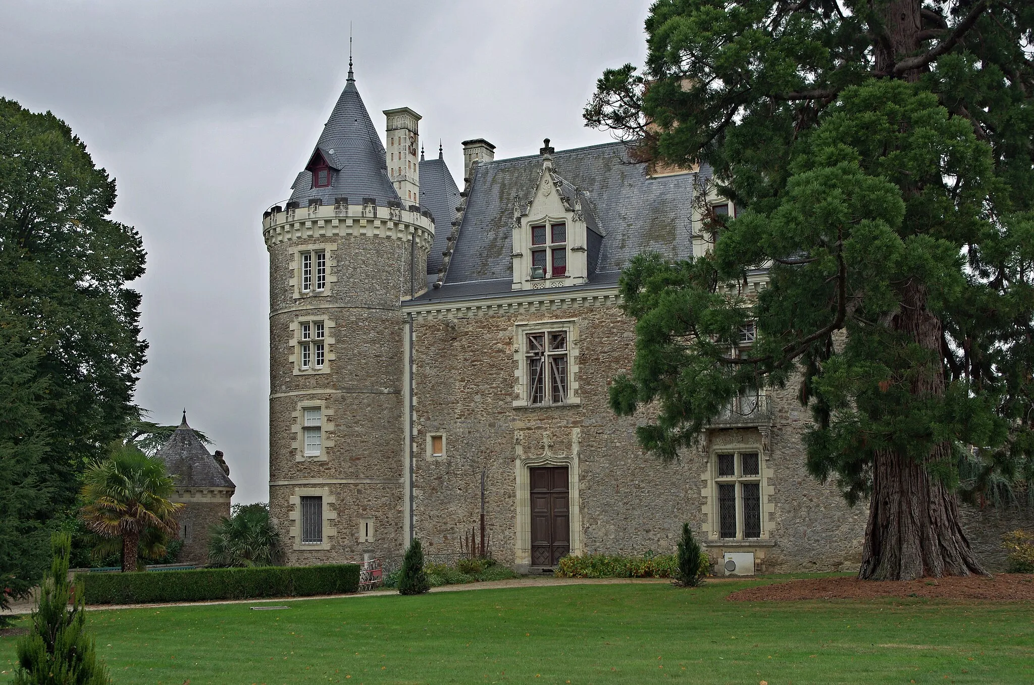 Photo showing: Villevêque (Maine-et-Loire)
Le château.
D'abord maison forte aux XIIe-XIIIe siècles, le château perd son caractère défensif au XVe siècle. Le château de Villevêque sera la résidence épiscopale des évêques d'Angers.
L'évêque d'Angers, Hubert de Vendôme, évoquera vers 1025 cette résidence épiscopale.  Hubert avait succédé à Renaud II mort à Embrun*, alors qu'il se rendait à Jérusalem. Aucun successeur n'avait été désigné du vivant de Renaud II.  Le comte d'Anjou, Foulques Nerra, qui avait des vues sur l'héritage considérable que Renaud II tenait de son père, avait donc les mains libres pour choisir le nouvel évêque. Foulques va alors retrouver le vicomte Hubert de Vendôme afin de négocier avec lui l'accession de son fils à l'épiscopat angevin. Après un an de discussion sur les modalités concernant l'héritage de Renaud II, un accord est trouvé : le jeune évêque Hubert endossait juridiquement l'accaparement de l'héritage de Renaud.  Il apparaît donc que Hubert de Vendôme a servi d'intermédiaire au comte d'Anjou, en accaparant les alleux de son prédécesseur, puis en les redistribuant, au nom de l'évêché, à différents chevaliers probablement proches du comte d'Anjou. C'est ainsi que la région des Mauges quittera le Poitou pour intégrer définitivement l'Anjou. 
Le nouvel évêque "clerc plus expert, peut-être, à manier l'épée qu'à prier Dieu" (L. Halpen), resta un féodal et n'hésita à prendre les armes contre l'archevêque de Tours. Hubert de Vendôme fera reconstruire la cathédrale d'Angers qui avait été en partie détruite par un incendie. La nouvelle cathédrale subira un autre incendie en 1032, elle ne sera remise en état qu'à la fin du XIe siècle. L'évêque Hubert de Vendôme résidera régulièrement à Villevêque, jusqu'à son décès en mars 1047. Eusèbe Brunon (Eusebius Bruno) fut élu, à l'initiative du comte d'Anjou Geoffroy II, pour lui succéder.
En 1317, Guillaume Le Maire, évêque d'Angers, prêtera serment au roi de France, Philippe V (Philippe V le Long), dans le château de Villevêque. Ce même Guillaume Le Maire avait participé au Concile de Vienne* en octobre 1311, sous Philippe le Bel, concile qui verra la condamnation des Templiers. L'évêque d'Angers sera un partisan de la condamnation.
En 1428, l'évêque d'Angers Hardouin du Bueil reçoit 1000 écus de Yolande d'Aragon (épouse de Louis II d'Anjou), pour la rénovation du château. Durant son ministère, l'évêque Hardouin du Bueil s'élèvera avec force contre les déviations de son temps. En particulier il condamnera le mariage consanguin de Gilles de Rais avec sa cousine Catherine de Thouars*.
Après les destructions de la guerre de Cent Ans, l'évêque d'Angers Jean II de Beauvau* , fait reconstruire entièrement le château, entre 1448 et 1465. Grâce à la protection de l'évêque, Jean Balue*, fera une rapide carrière, secrétaire et aumonier du roi Louis XI en 1463, évêque d'Evreux en 1465. Il évincera son protecteur, du siège épiscopal d'Angers, qui sera destitué  par le pape en 1467.  Jean Balue conseillera au roi l'abolition de la Pragmatique Sanction ce qui lui vaudra d'être fait cardinal par le pape Paul II. Après bien des erreurs, Louis XI le fera arrêter le 23 avril 1469. Jean Balue  ne sera libéré qu'en 1480, sous condition de quitter la France. L'excommunication de Jean de Beauveau sera levée en 1476, mais il ne retrouva son diocèse d'Angers que comme administrateur (en double avec Auger de Brie).
Au début du XVIe siècle, un des derniers évêques à résider à Villevêque fut François de Rohan. En 1523, les idées de Luther arrivent en Anjou. Les vicaires généraux du diocèse d'Angers publient un monitoire contre les personnes lisant les écrits prônant la réforme. L'année suivante l'évêque François de Rohan, menaçe les contrevenants d'excommunication et ordonne la destruction des ouvrages incriminés. François de Rohan décédera en 1536.  L'inefficacité des mesures qu'il avait prises est telle qu'à l'automne 1539, les premières condamnations sont prises à l'encontre des protestants angevins. Les bûchers ne tardent pas à suivre, en 1552 à Saumur, en 1556 à Angers.
Le château sera vendu comme bien national sous la révolution.
En 2003, la ville d'Angers recevra le château en legs, avec l’ensemble des œuvres d’art collectionnées par son dernier propriétaire privé, un industriel fortuné.

Embrun (Hautes-Alpes) dont d'ailleurs, l'évéché fut fondé par Marcellin, d'origine berbère d'Afrique du Nord. Renaud partit sur la route de Jérusalem, qu'il n'a jamais atteint, la mort le surprenant en chemin le 12 juin 1005. (Cartulaire Noir de Saint-Maurice, n° XXVIII. Embrun, Hautes-Alpes) Le concile de Vienne (en Isère) verra, outre la dissolution de l'Ordre du Temple: - Le rejet de la réforme de l'évêque de Mende, Guillaume Durand, réforme qui remet en cause l'absolutisme de Rome, prône le mariage des prêtres, et la gratuité des sacrements. 
- La querelle au sein des franciscains, entre ceux qui voyaient dans les voeux de pauvreté une obligation stricte et ceux qui y voyaient de simples recommandations. 
- La condamnation du mouvement des béguinages. Mouvement de femmes qui sans être conscrées menaient une vie monacale. La béguine Marguerite Porete fut brûlée le 1er juin 1310, à Paris, en place de Grève, pour son ouvrage "Le miroir des âmes simples et anéanties et qui seulement demeurent en vouloir et désir d'amour". Malgré sa condamnation le livre aura beaucoup de succès , en particulier dans la vallée de la Loire. 
- Le concile discute d'une nouvelle croisade, et demande aux princes chrétiens d'interdire les pèlerinages sur les tombeaux de "saints" musulmans, ainsi que les appels à la prière.

Gilles de Rais aurait du en réalité s'appeler Gilles de Laval. Son père Guy de Laval avait une arrière grand tante  fort riche, Jeanne Chabot dame de Rais, dite Jeanne la Sage. Elle n'avait pas d'enfant, et pour continuer le nom de Rais, elle propose au jeune Guy de Laval de l'adopter. Guy accepte et devient ainsi Guy de Rais. Ce marché ne fait pas l'affaire du neveu de Jeanne, Jean de Craon, qui proteste. Jeanne Chabot reconnait ses torts, déshérite Guy et fait son testament en faveur de Jean de Craon. Guy attaque le testament et fait un procès, mais aucun tribunal n'ose trancher en faveur de l'une ou l'autre des deux grandes familles. La guerre semble inévitable. Finalement Jean de Craon a une idée : marier Guy avec sa fille Marie. Ainsi Jean de Craon peut garder l'héritage qu'il transmettra à sa fille et Guy redevient de Rais.  Gilles de Rais naîtra un an plus tard de cet combinaison d'héritage, dans le château de Champtocé.  Dès sa naissance il est immensément riche. Le jeune Gille mène la vie d'un riche seigneur écoutant avec plaisir les récits guerriers, en particulier ceux concernant sont grand oncle par les Laval : Du Guesclin. Malheureusement, son père Guy de Laval meurt dans une partie de chasse à Machecoul en 1415.  Sa mère suivra quelques mopis après. Gilles est orphelin à onze ans. C'est Jean de Craon qui deviendra son éducateur. Il confiera le jeune Gilles à ses serviteurs. L'enfant est livré à lui-même et donne libre cours à ses mauvais penchants, la violence et les mauvaises lectures, en particulier Suétone.  Un jour sa gouvernante, Guillemette la Drapière le surprend dans sa chambre et ce qu'elle en rapporte à Jean de Craon décide celui-ci à le marier. Il va trouver la cousine de Gilles, Catherine de Thouars. Elle a seize ans. Mais l'église ne peut admettre ce mariage entre cousins. Jean de Craon imagine donc de compromettre la jeune fille, ce qui obligera l'église à admettre le mariage. Le père de la jeune fille décédant à propos, celle-ci est enlevée et emmenée au château. Les deux jeunes gens passent la nuit ensemble. Il faut donc que Gilles répare l'outrage, et  le 30 novembre 1420, un prêtre procède à l'union. L'évêque Hardouin de Bueil avertit de l'enlèvement et du mariage décrète que le mariage est nul. Jean de Craon envoie alors une ambassade à Rome et obtient l'Indulgence du Pape. Mais le Pape exige la séparation physique des deux époux. Le 24 avril 1422, Gilles de Rais est donc officiellement marié, mais séparé de sa femme, ce qui ne le dérange pas, il préfère manifestement la compagnie des hommes. (d'après "Les Monstres": Gilles de Rais - Sade - Landru dans les archives judiciaires Par Bernard MICHAL). Jean de la Balue, était fils d'un châtelain de la baronnies d'Angles. Sa vie dissolue, ne l'empêcha pas d'avoir une carrière fulgurante : conseiller du roi, évêque, cardinal, il devint même archevêque en 1468. Par ses intrigues, il sera la cause de la décapitation de Charles de Melun, faussement accusé par La Balue, d'avoir entretenu des intelligences avec le duc de Bretagne. Par la suite, Jean  Balue sera accusé de trahison par Louis XI, à la suite de la découverte d'un courrier compromettant avec Charles le Téméraire. Il sera arrêté à Amboise et enfermé à Tours, puis à Onzain, et Loches où il restera enchaîné pendant 11 ans. Il ne sera libéré qu'en 1480, échappant à l'exécution par l'intervention du pape. fr.wikipedia.org/wiki/Ch%C3%A2teau_de_Villev%C3%AAque

histoiredesmauges.free.fr/Dossiers%20th%E9matiques/La%20m...