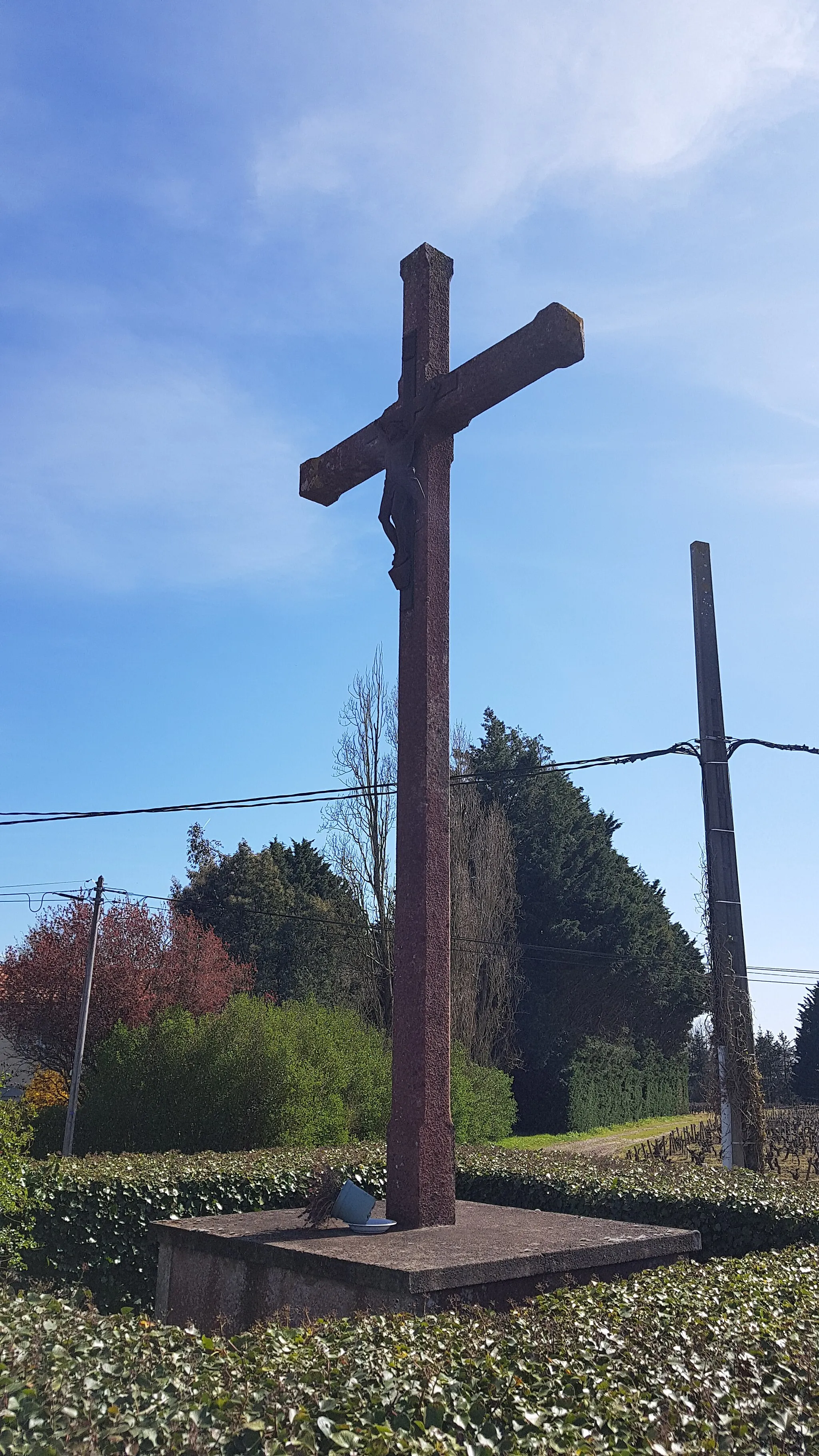 Photo showing: Vue de côté de la croix au hameau de la Croix Rouge à Château-Thébaud