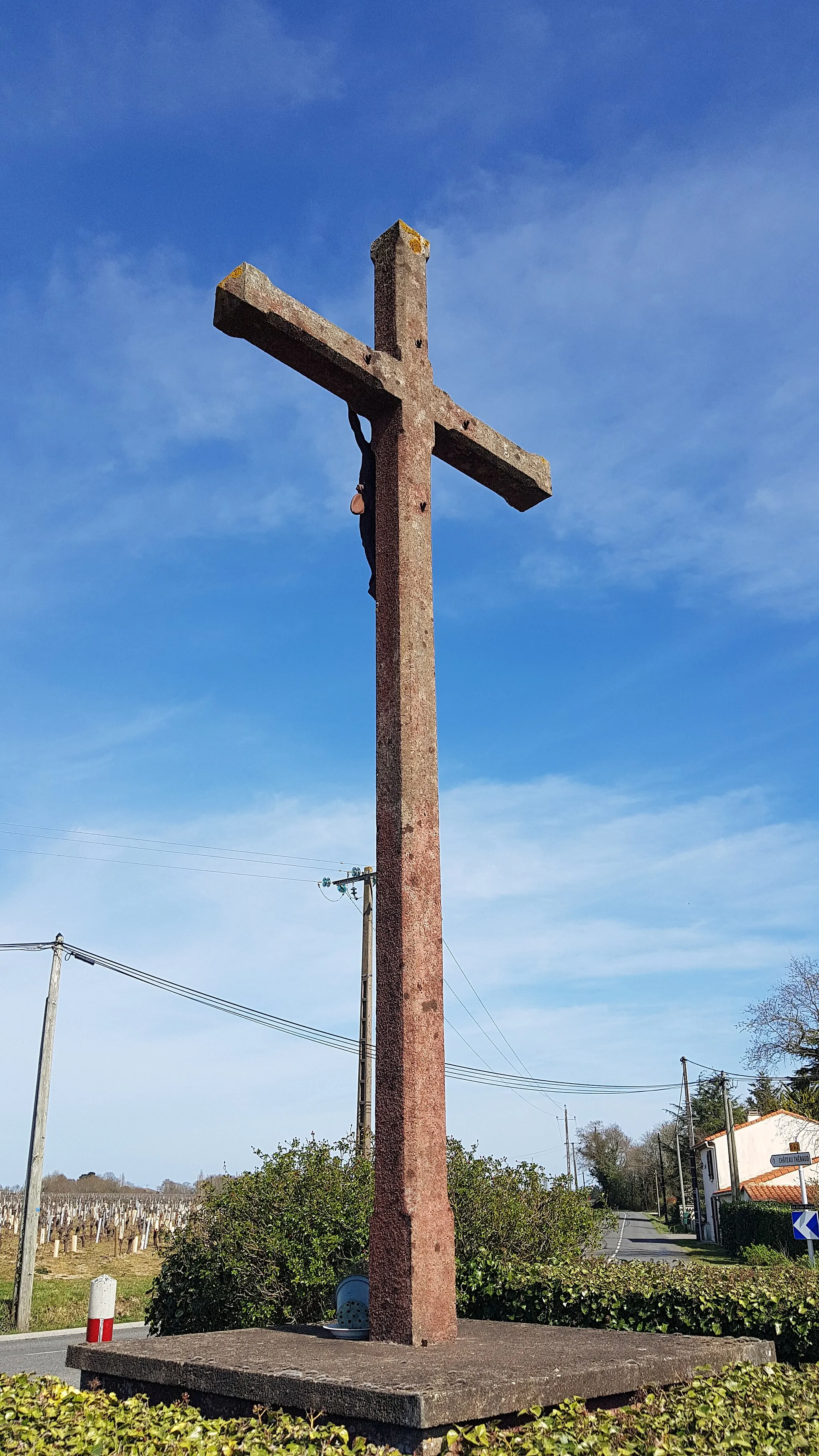 Photo showing: Croix au hameau de la Croix Rouge à Château-Thébaud