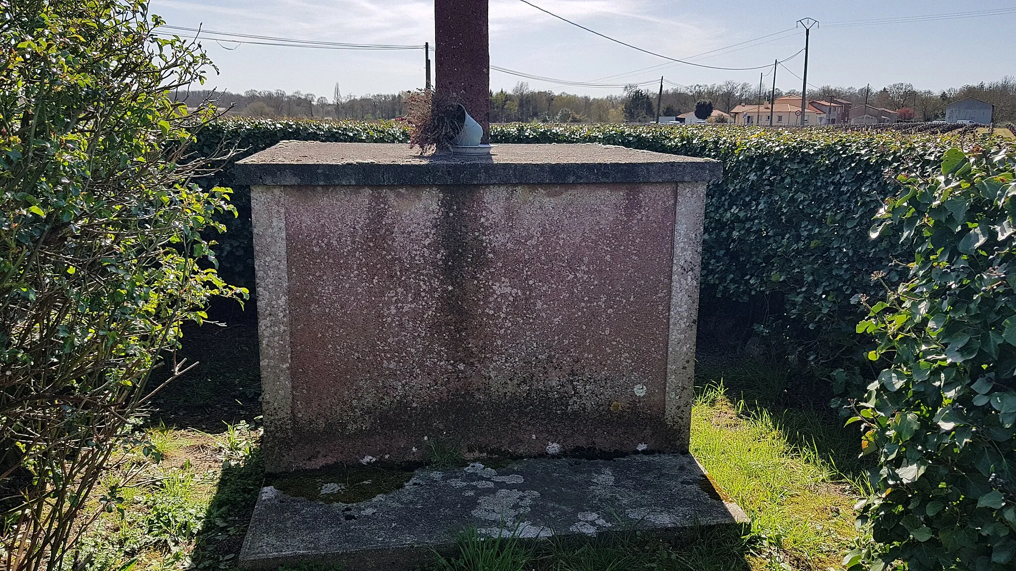 Photo showing: Socle de la croix au hameau de la Croix Rouge à Château-Thébaud