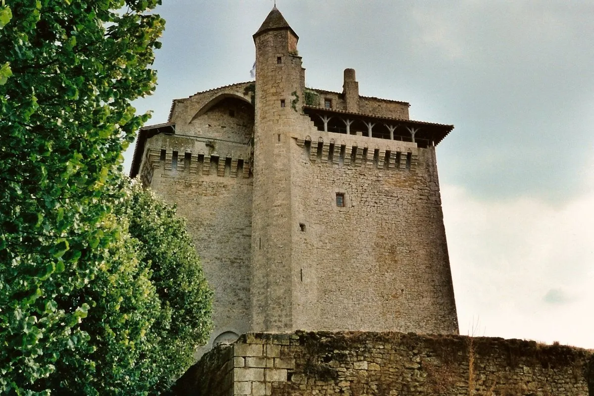 Photo showing: This building is indexed in the base Mérimée, a database of architectural heritage maintained by the French Ministry of Culture, under the reference PA00110036 .