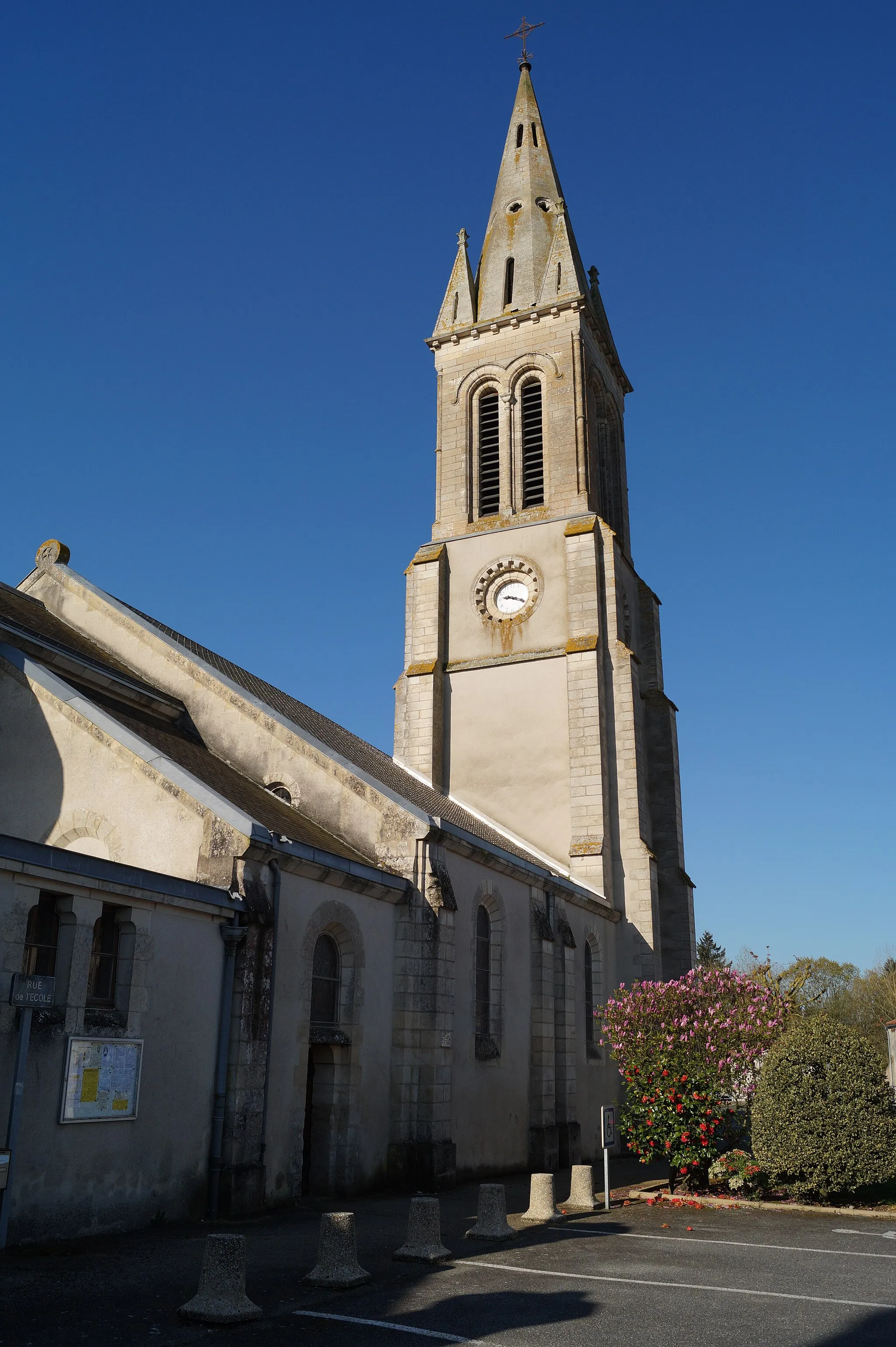 Photo showing: L’église Saint-Hilaire de Saint-Hilaire-de-Voust depuis la rue de l’École.