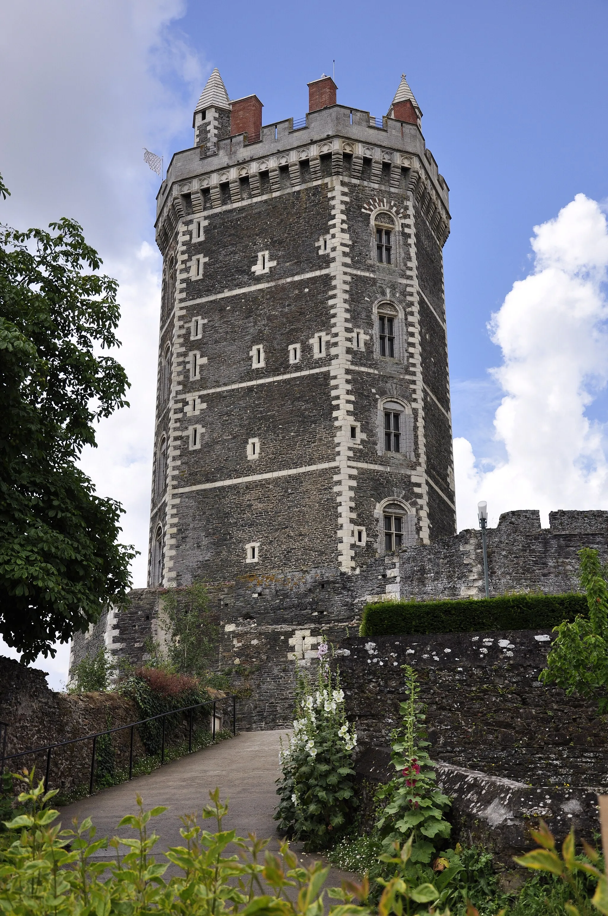 Photo showing: This building is en partie classé, en partie inscrit au titre des monuments historiques de la France. It is indexed in the base Mérimée, a database of architectural heritage maintained by the French Ministry of Culture, under the reference PA00108764 .