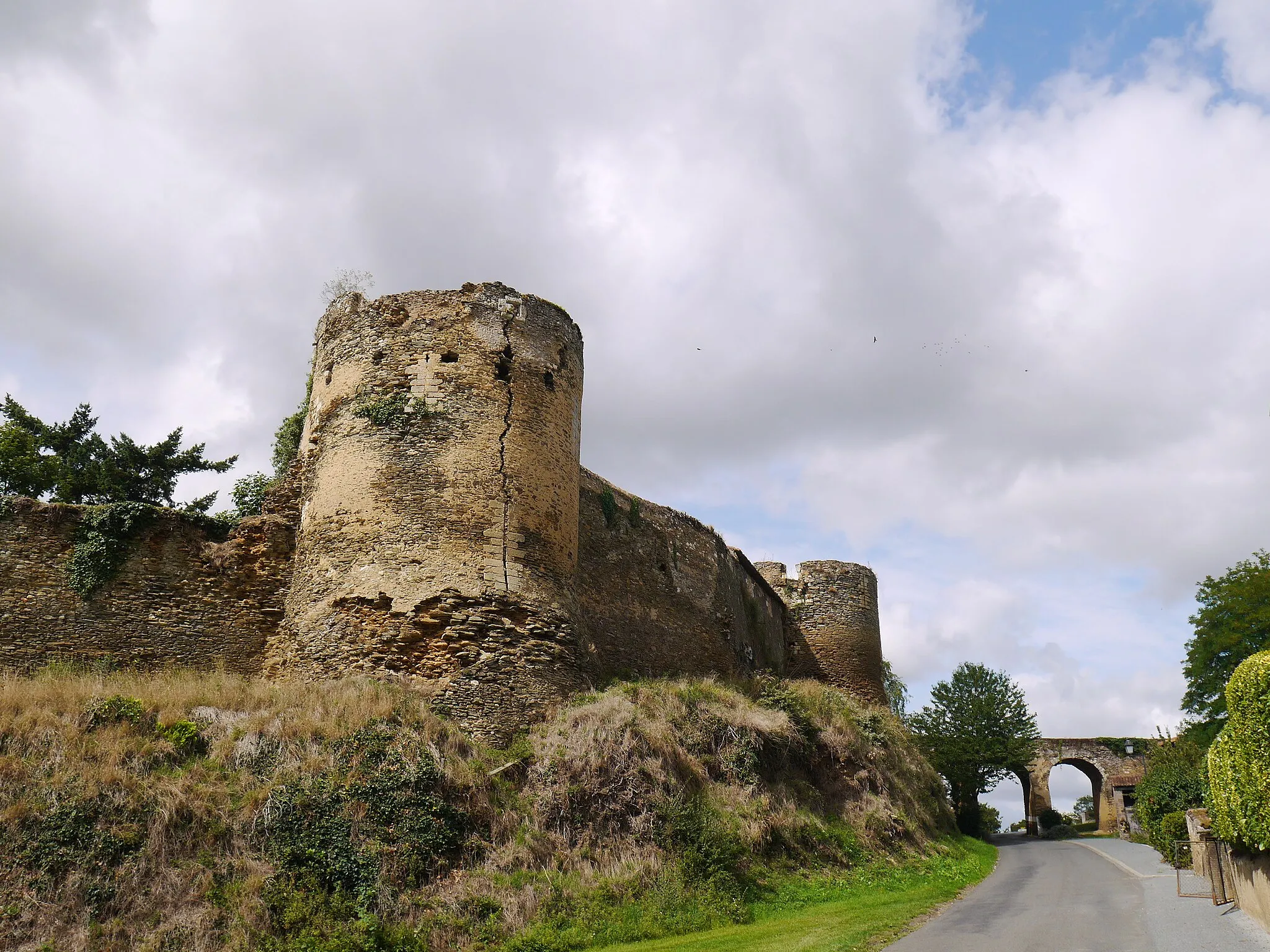 Photo showing: Les remparts du château de Passavant-sur-Layon (Maine-et-Loire, France).