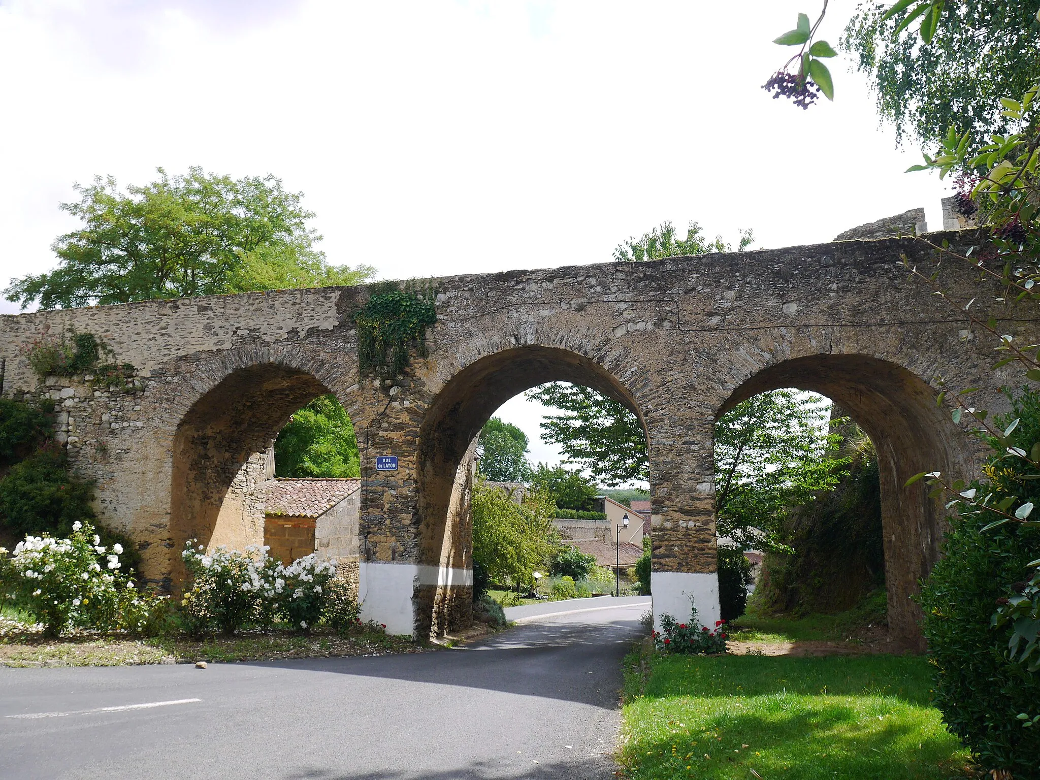 Photo showing: Le pont des remparts du château de Passavant-sur-Layon (Maine-et-Loire, France).
